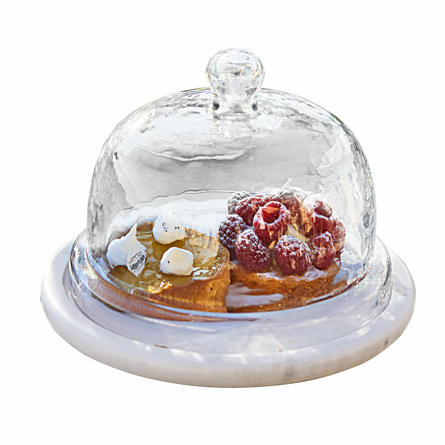 Glasglocke mit Platte Barnsdale Glasglocke auf Marmorplatte mit Gebäck und Himbeeren unter der Haube
