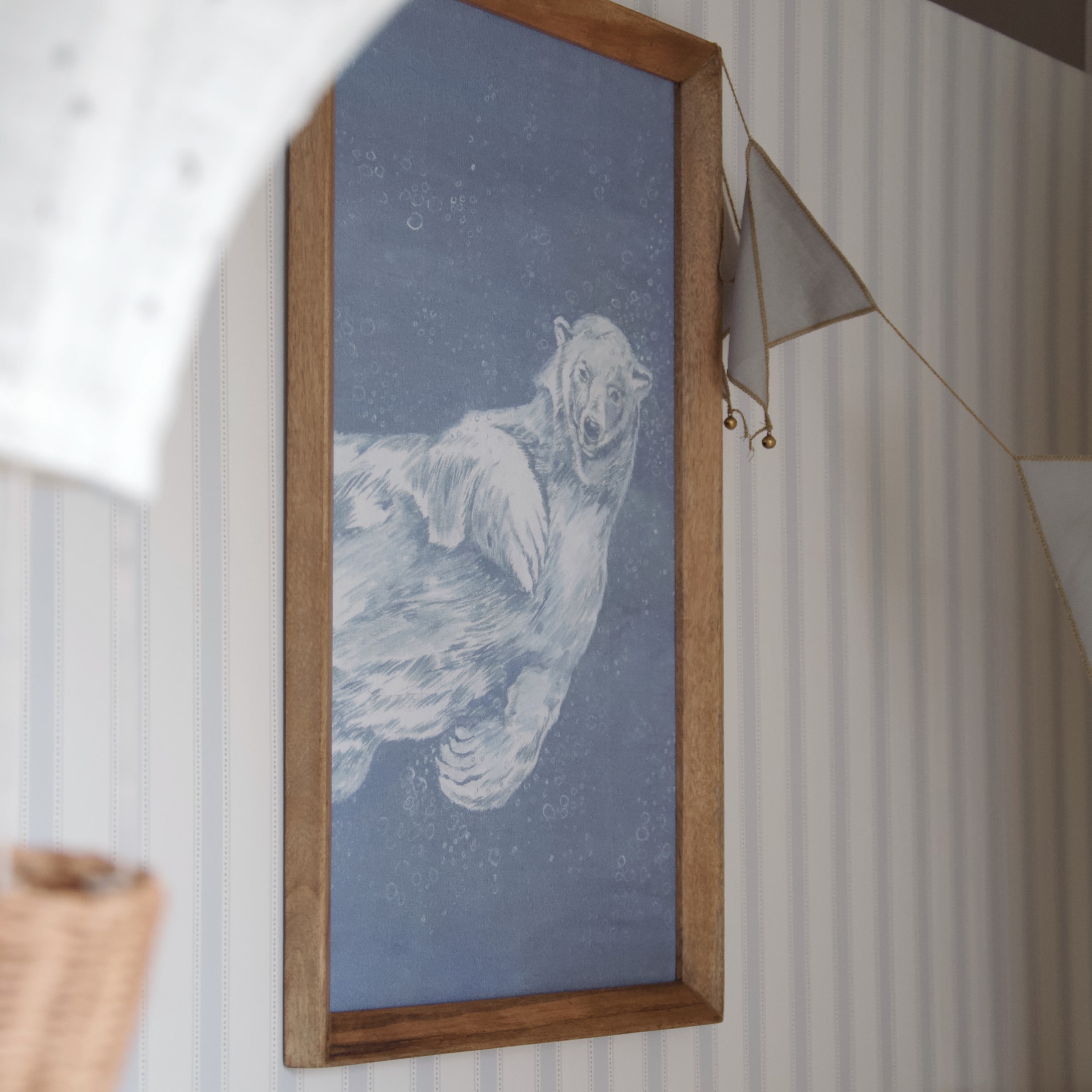 Bild mit weißem Eisbär auf blauem Hintergrund in Holzrahmen, Wanddekoration für Kinderzimmer