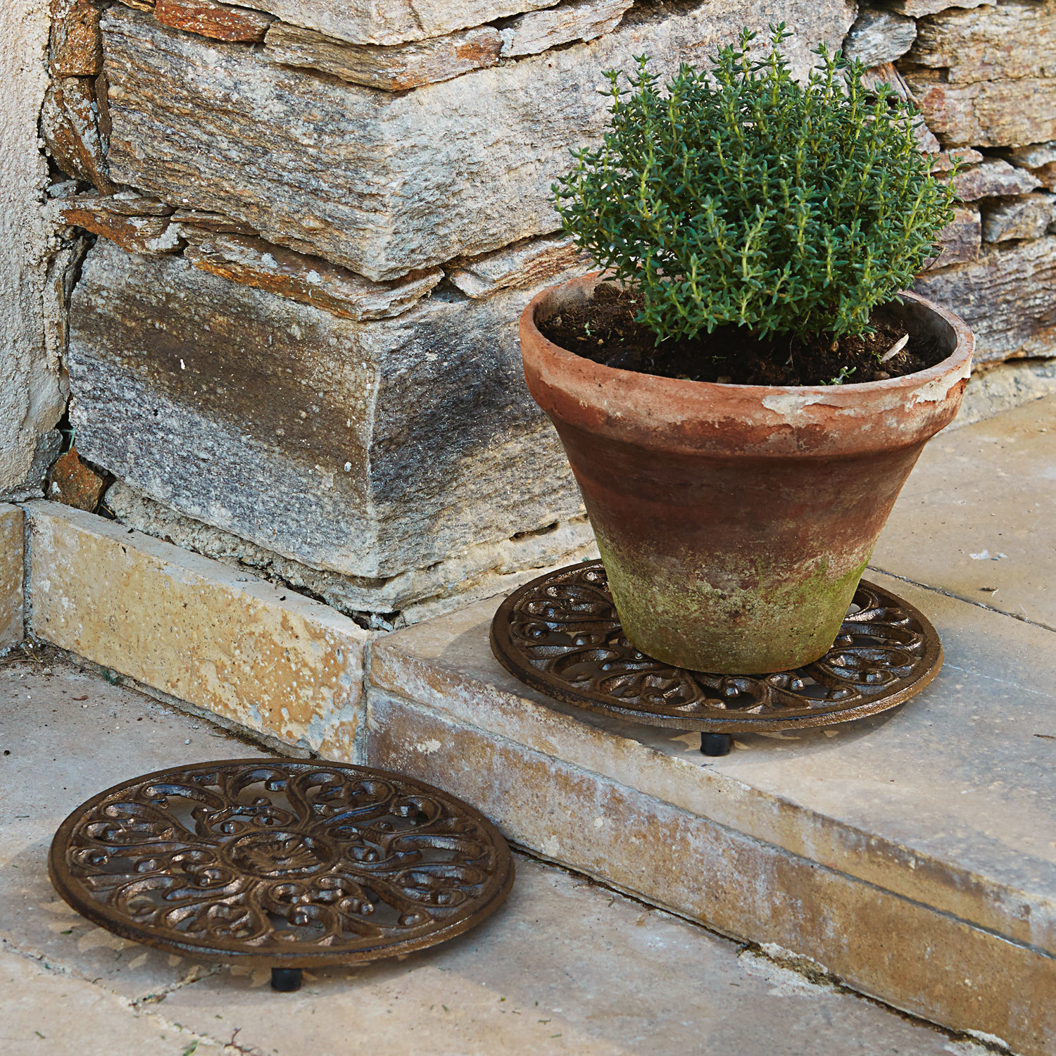 Topfuntersetzer 2er Set Winton Runde braune Gusseisen-Untersetzer mit dekorativem Muster, ideal für Gartenpflanzen