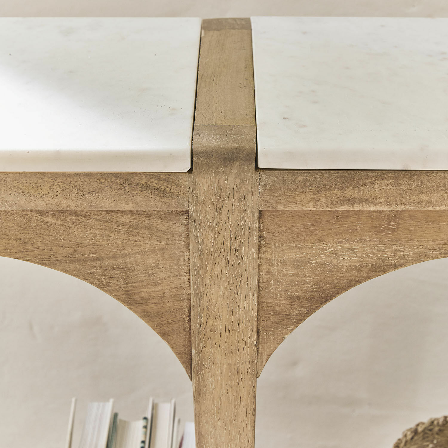 Tisch aus hellem Holz mit weißer Marmorplatte, modernes Wohnzimmermöbel
