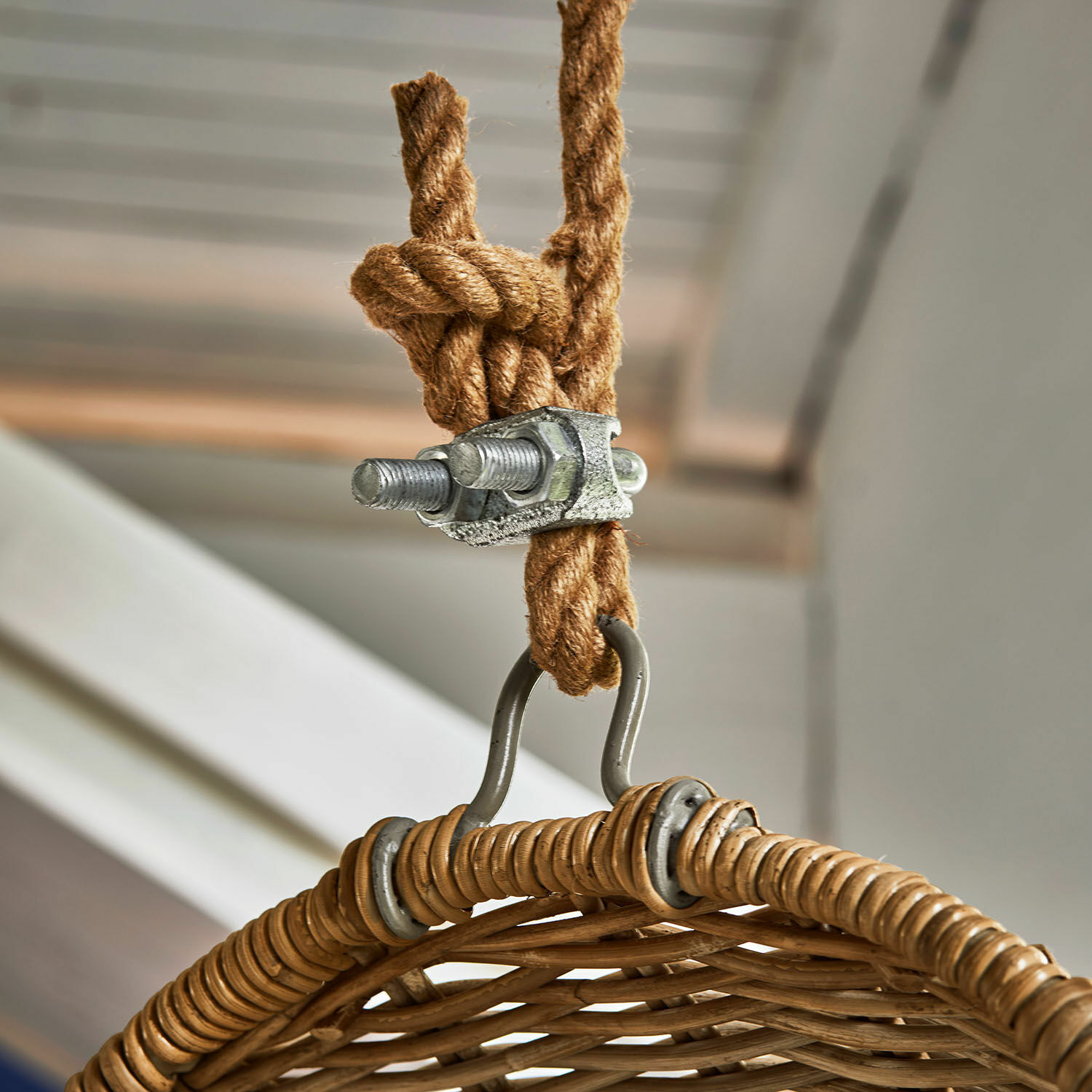 Naturfaserseil mit Metallklemme und geflochtenem Rattan-Hängeelement für Wohnraumdekoration
