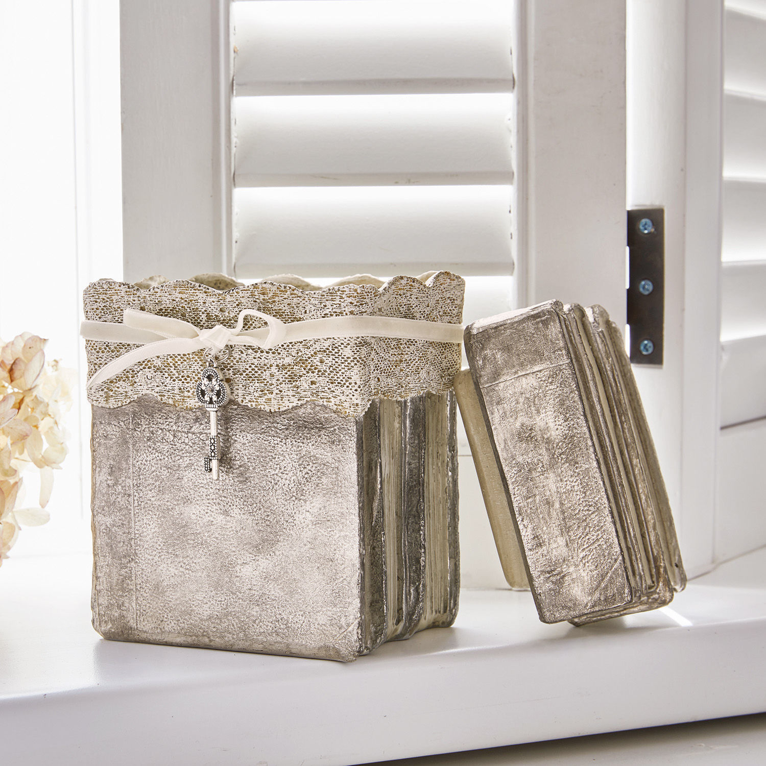 Dekorative Metallbox in Buchform in Silber mit Spitzenband und kleinem Schlüsselanhänger