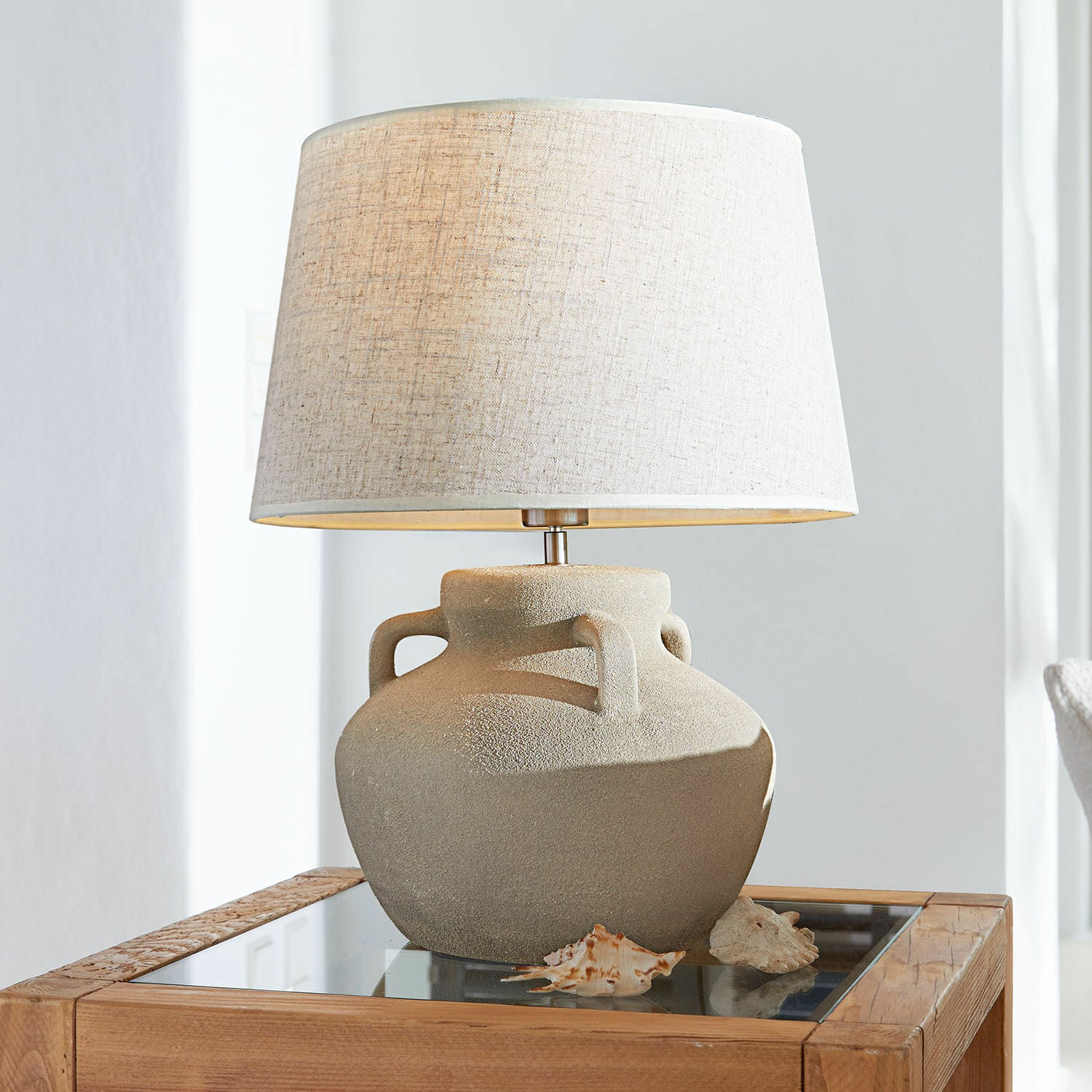 Tischlampe Parya Tischlampe mit beiger Keramikbasis und hellem Lampenschirm auf Holztisch