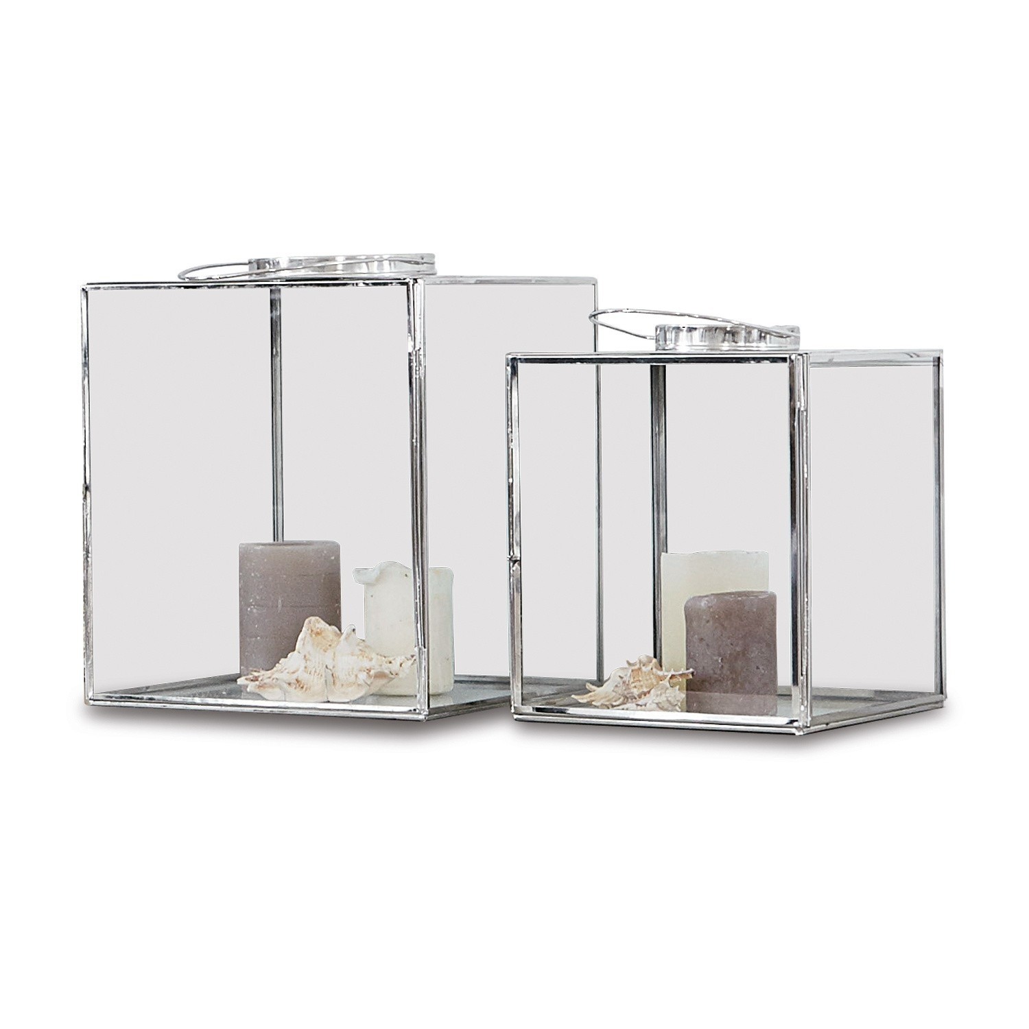 Set aus zwei Glaslaternen mit silbernem Metallrahmen, dekorativen Kerzen und Muscheln