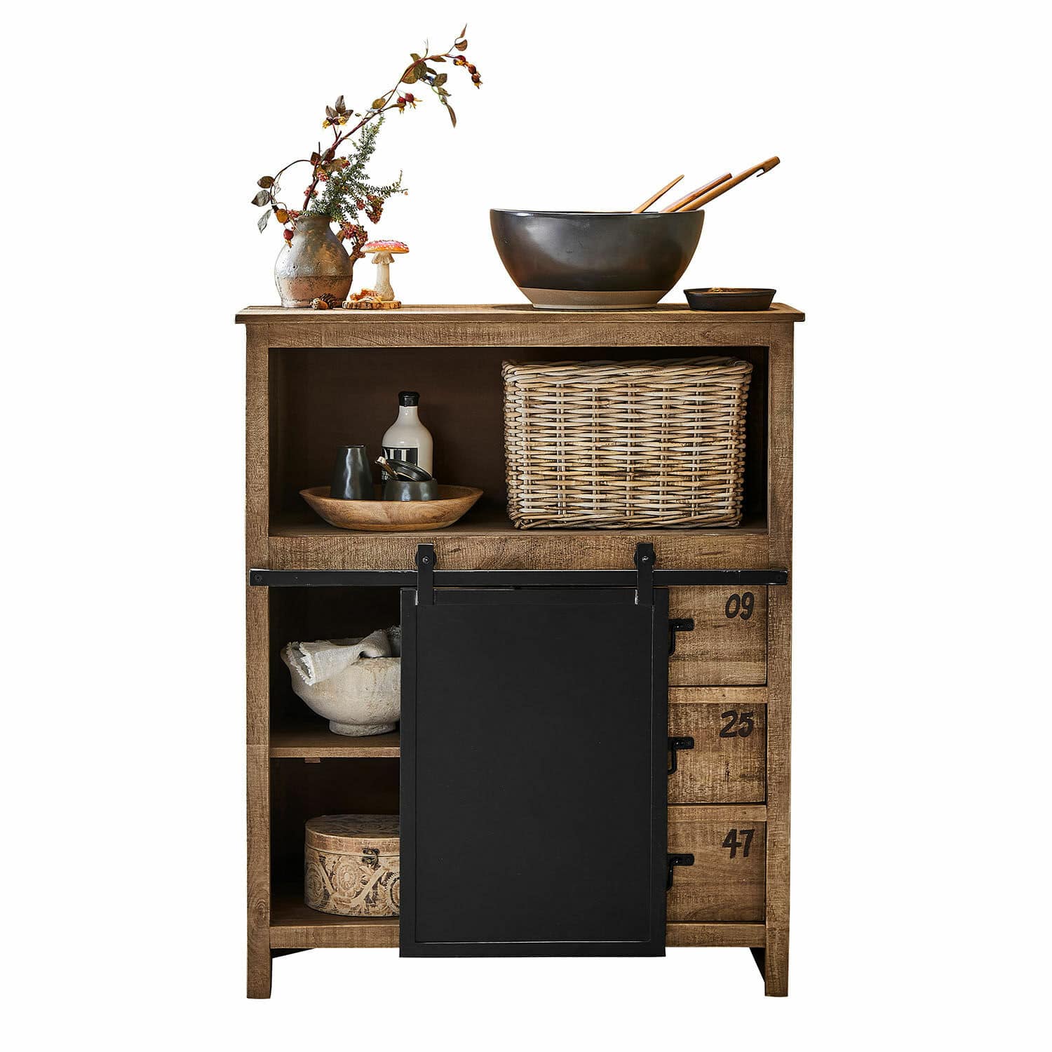 Holzkommode mit schwarzer Schiebetür und Korb aus Weide, rustikaler Industrie-Stil