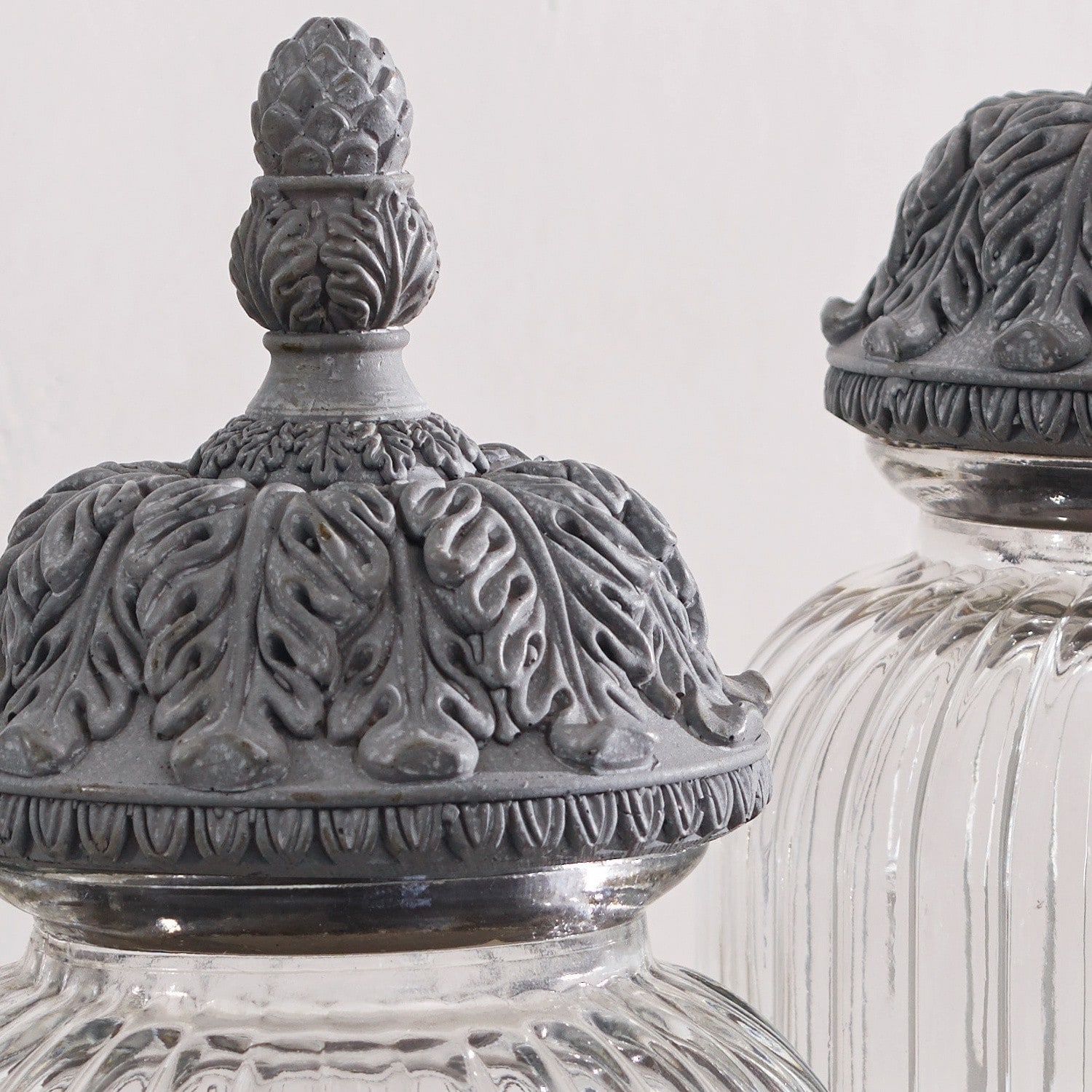 Glasbehälter mit grauem Deckel, verziert mit Blattrelief und Zapfen, Wohnaccessoire