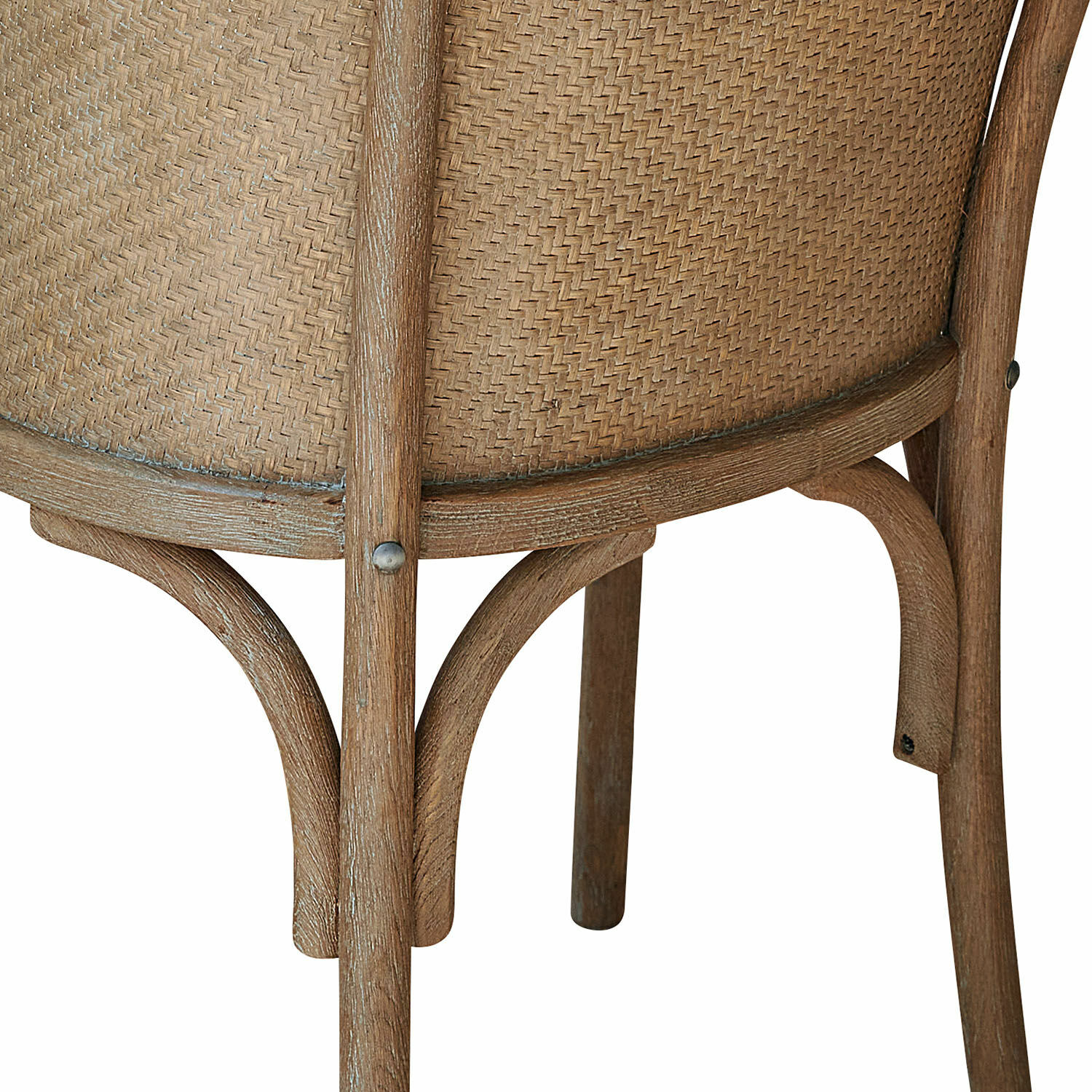 Detail eines Holzstuhls mit geflochtenem Rücken in natürlichem Beige- und Braunton