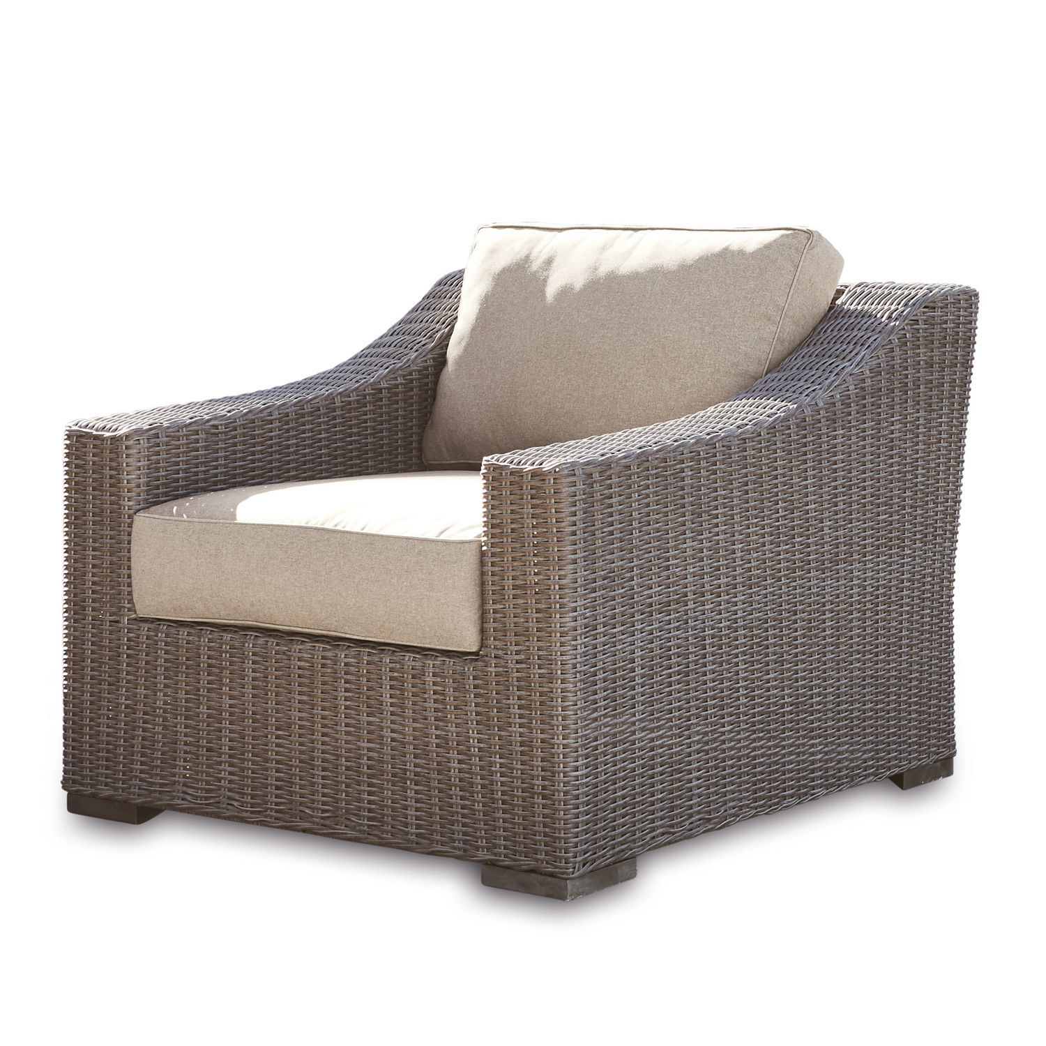 Sessel aus braunem Rattan mit beigen Kissen, ideal für Garten und Terrasse