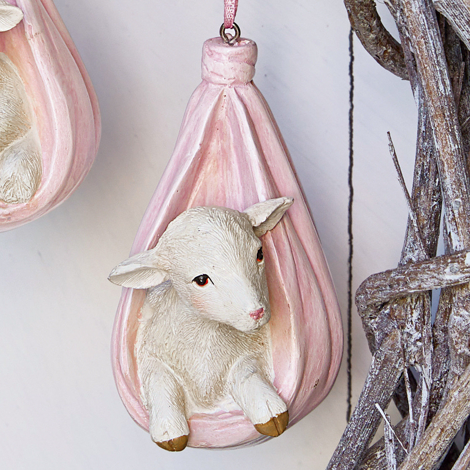 Hängende Deko mit weißem Lamm in rosa Kunststoffschale, Frühlingsdekoration
