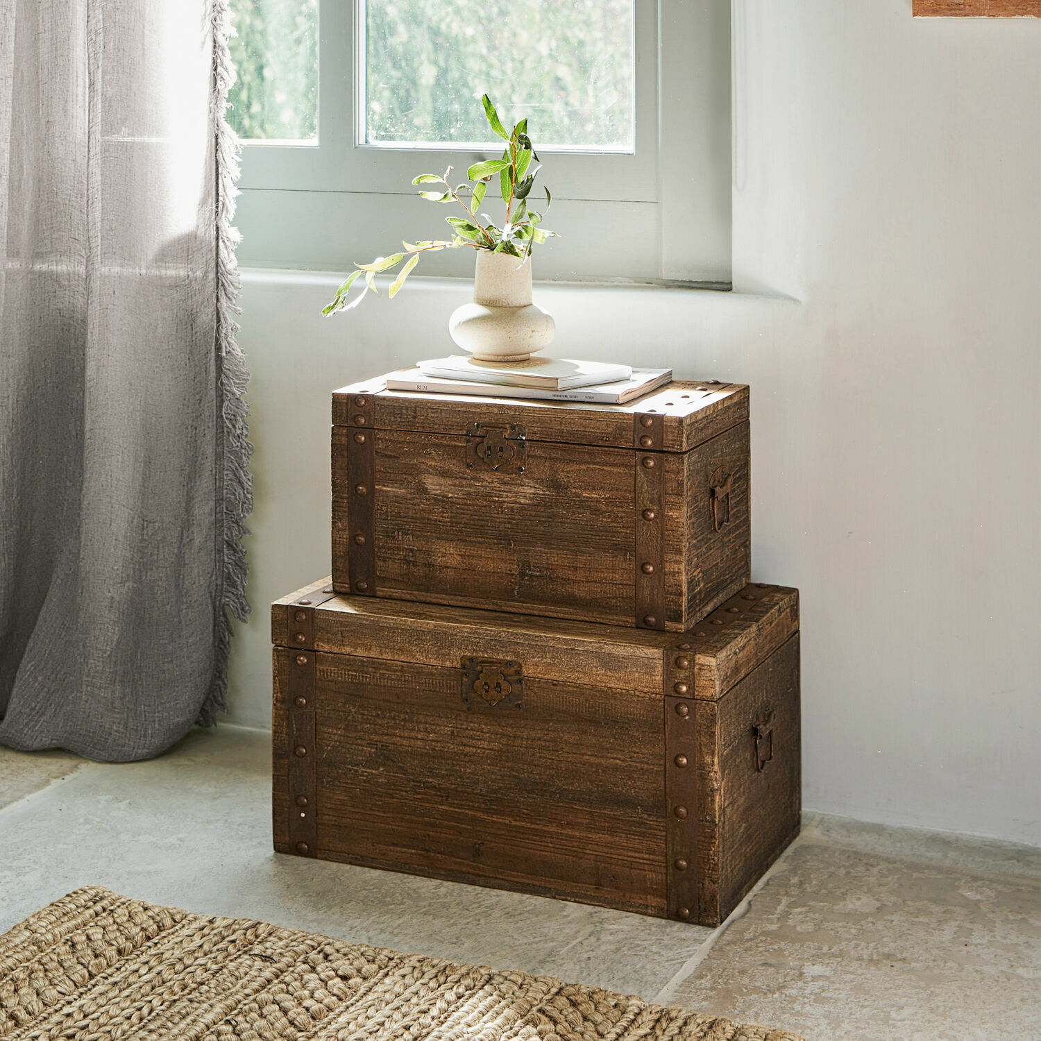 Truhe 2er Set Pratt Braune Holztruhen mit Metallbeschlägen im rustikalen Stil, ideal zur Aufbewahrung und Dekoration