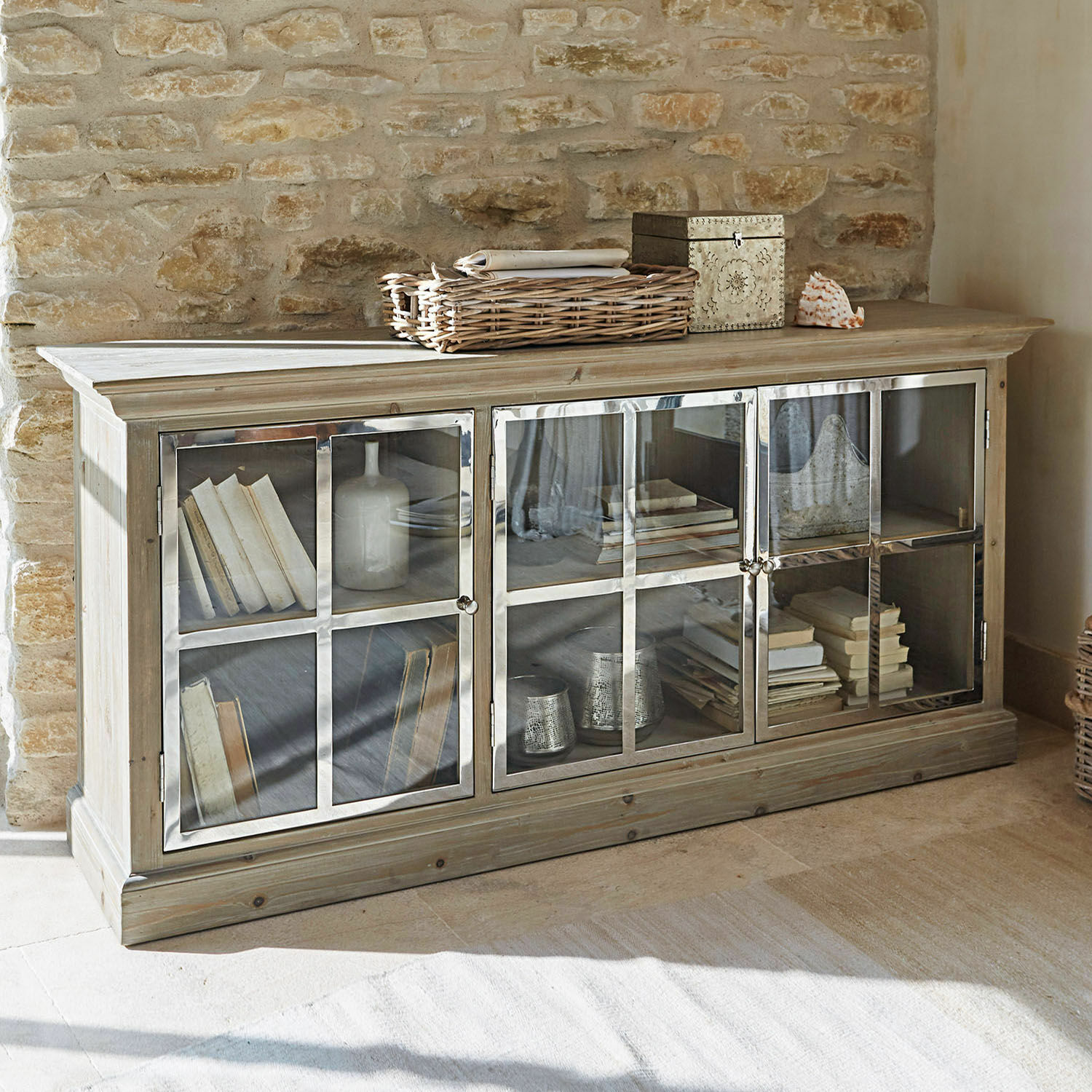 Sideboard Keyport Drehtüriger Sideboard aus hellem Holz mit Glastüren, gefüllt mit Büchern und Dekorationen