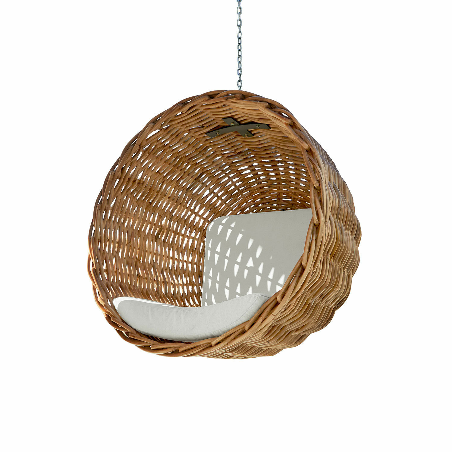 Hängesessel aus natürlichem Rattan mit weißem Kissen, perfekt für Entspannung drinnen und draußen