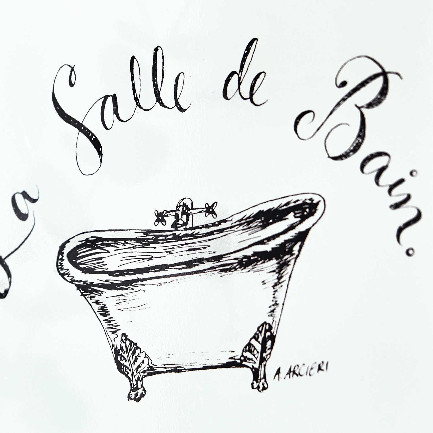 Schwarz-weiße Zeichnung einer Badewanne mit dekorativen Füßen und Schriftzug Salle de Bain