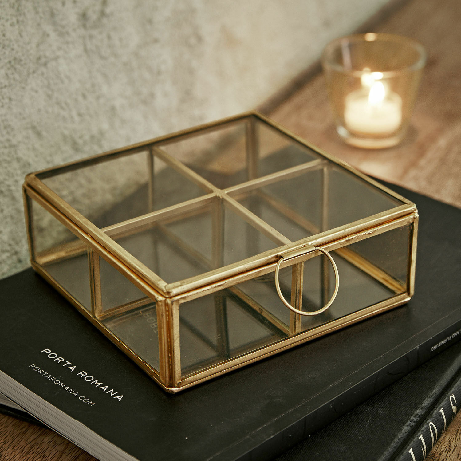 Glasbox mit goldenem Metallrahmen und Fächern für Schreibtisch oder Dekoration