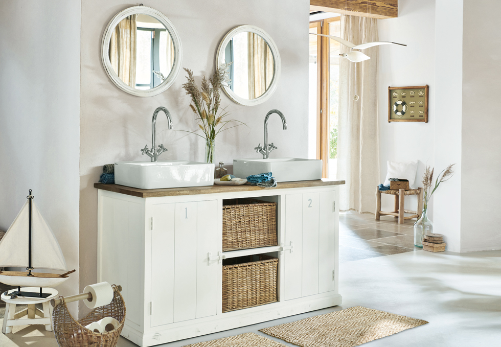 Weiße Holz-Badkommode mit zwei Waschbecken und runden Spiegeln im maritimen Stil