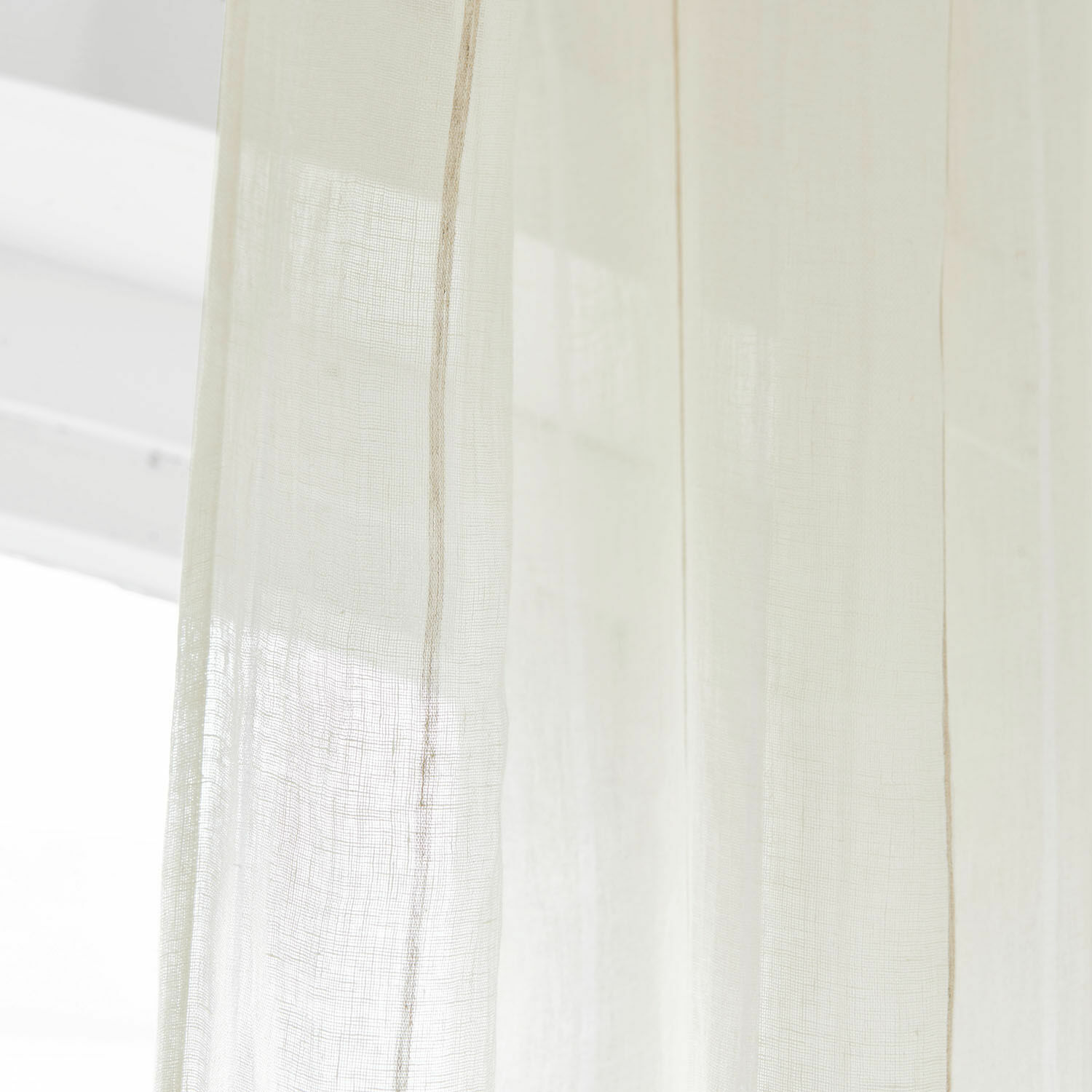Transparenter weißer Vorhang aus leichtem Stoff zur Fensterdekoration und Sonnenschutz