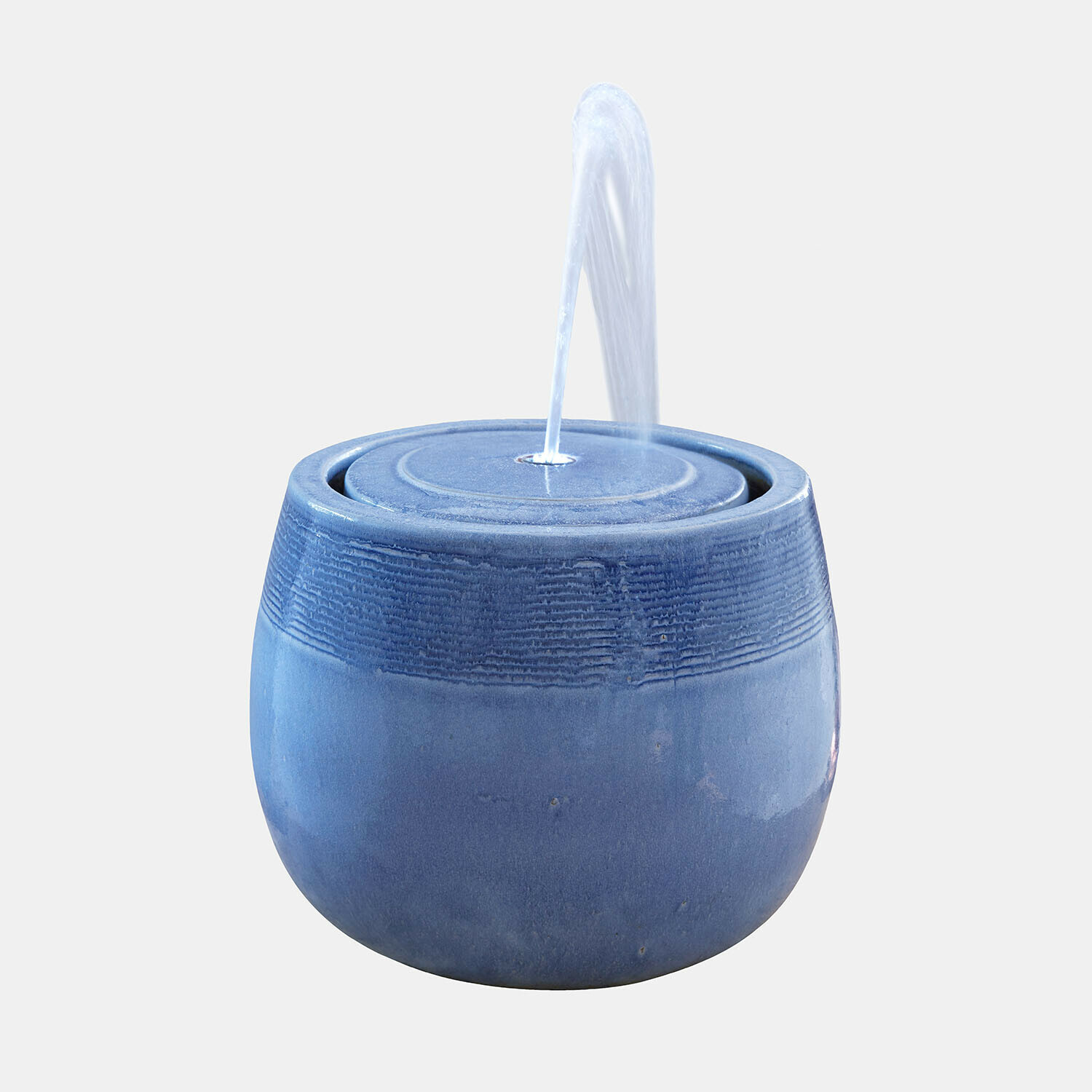 Blaue Keramikbrunnen mit zentralem Wasserstrahl, stilvolle Gartendekoration