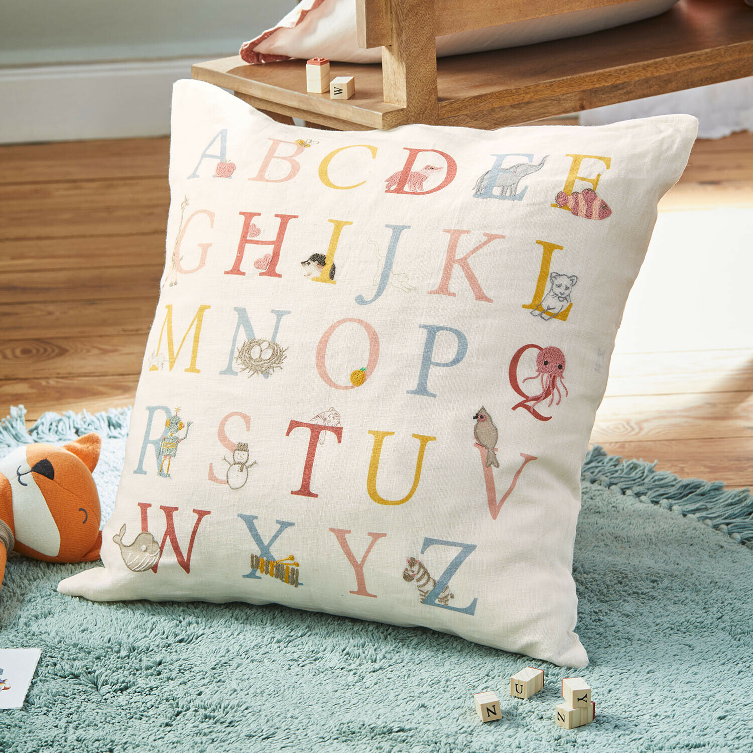 Kissenhülle Garélie Kinderkissen aus weißem Leinen mit buntem Alphabet und Tiermotiven, dekorativ fürs Kinderzimmer