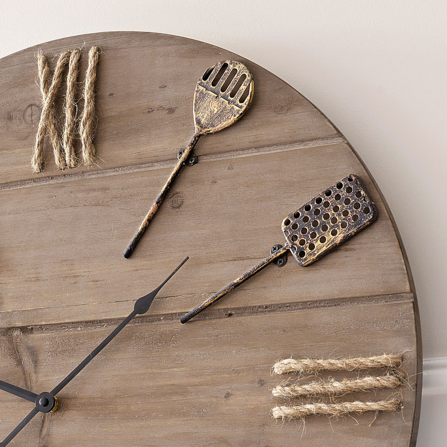 Große Wanduhr aus Holz mit Metallzeigern und rustikaler Seil-Dekoration