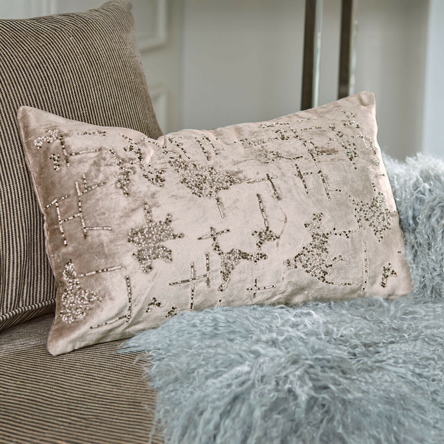 Kissenhülle Malencio Beiges Samtkissen mit glänzenden Perlen auf Sofa mit weichem Fellplaid