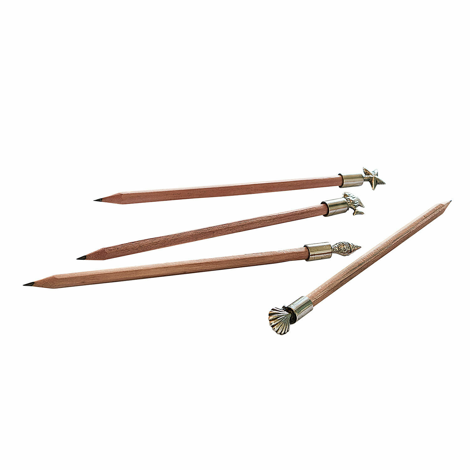 Set aus vier Holzstiften mit metallischen Verzierungen in Muschel- und Sternform