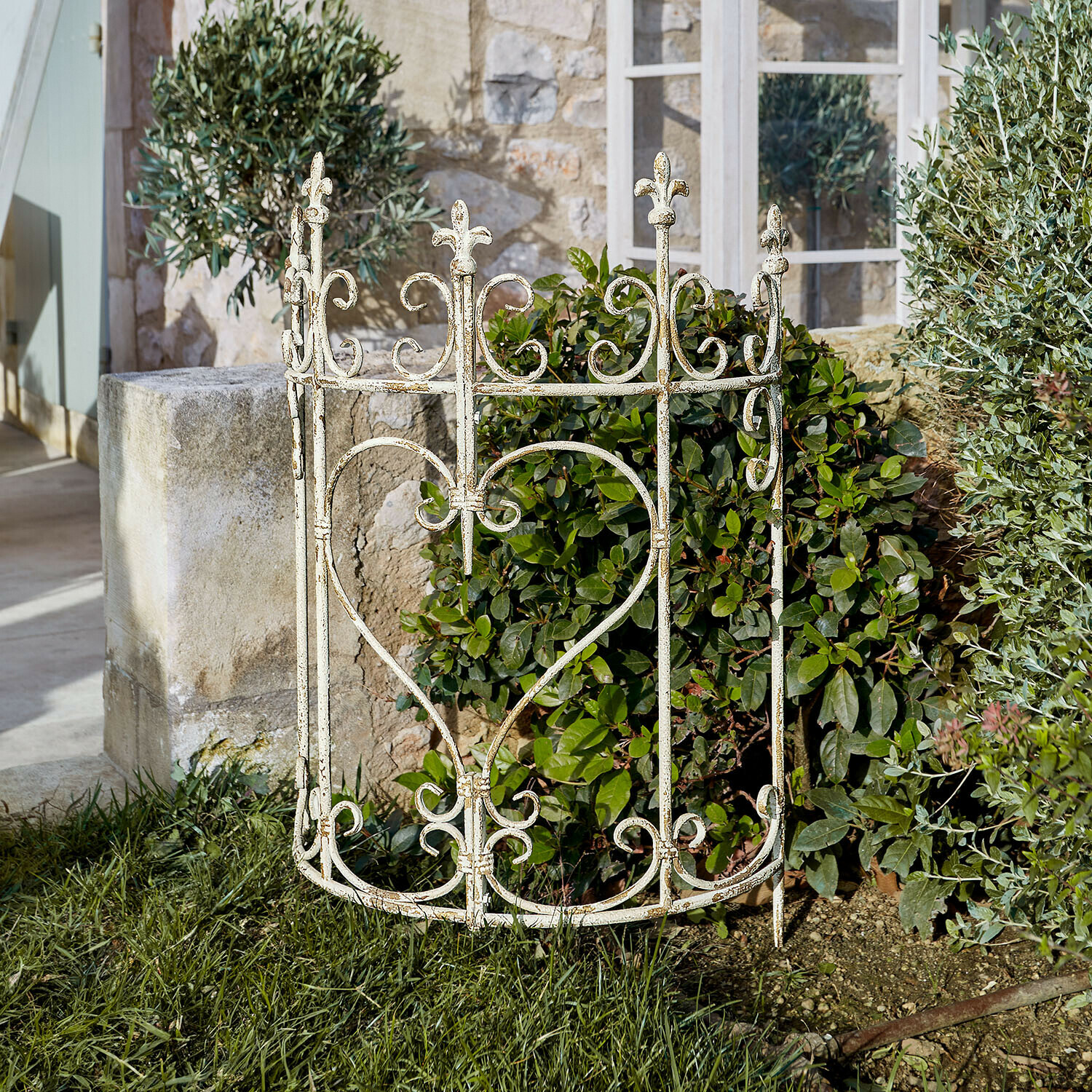 Rankgitter Bramwell Weißer Metall-Gartenzaun mit Herzmotiv und floralen Verzierungen auf grünem Rasen