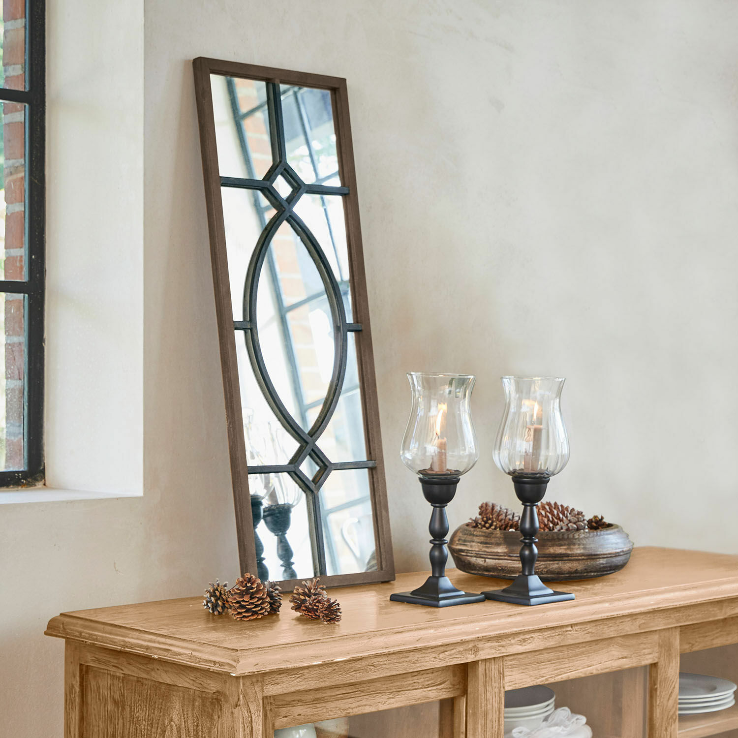 Spiegel Millery Holzkonsole mit gerahmtem Spiegel und zwei Glas-Metall-Kerzenhaltern als Wohnaccessoire
