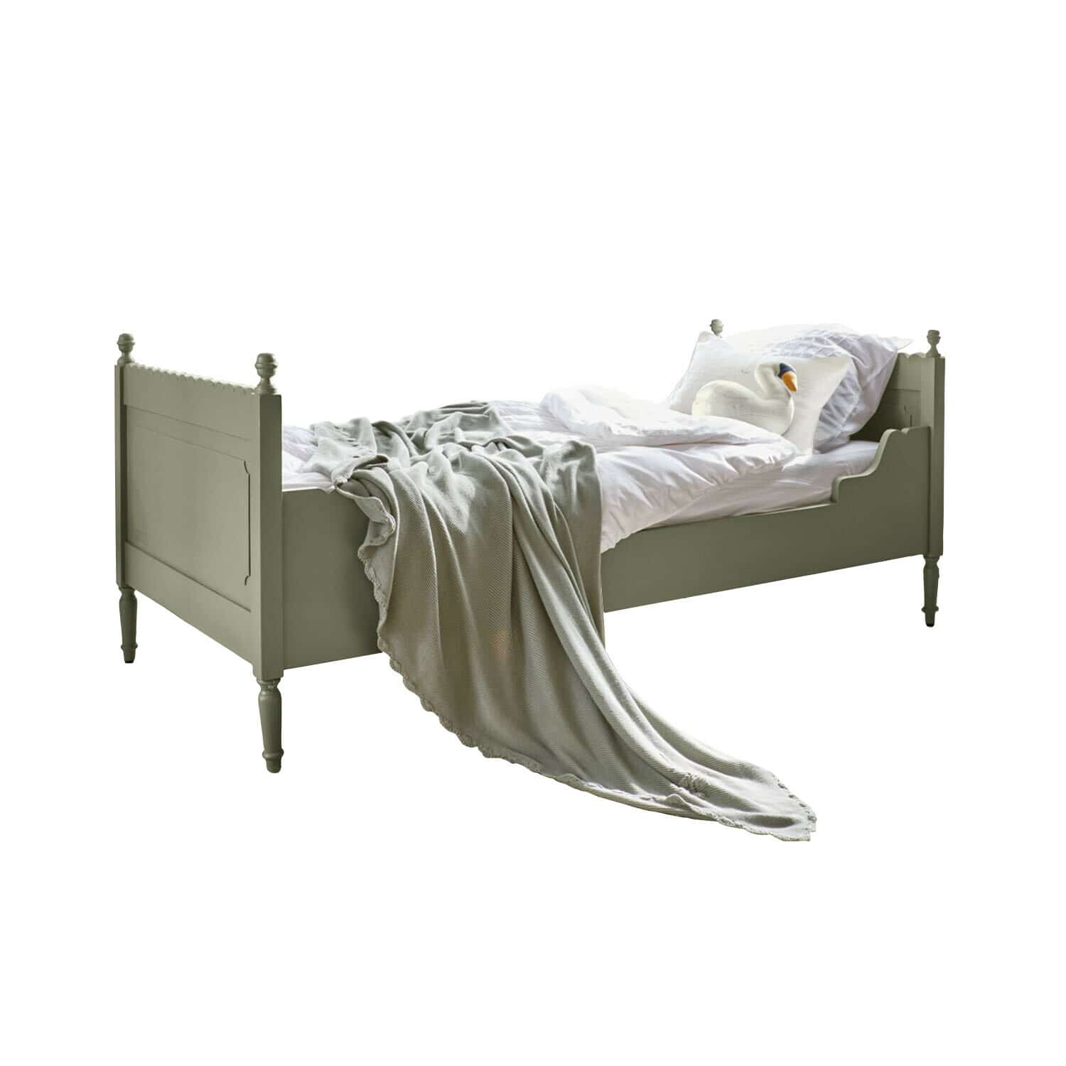 Einzelbett Kystlund Olivegrünes Holzbett mit weißer Bettwäsche und grauer Decke, Vintage-Stil fürs Schlafzimmer