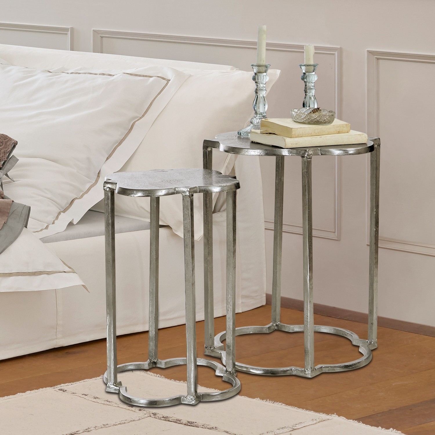 Zweiteiliges Set aus silbernen Metall-Beistelltischen für modernes Wohnzimmer