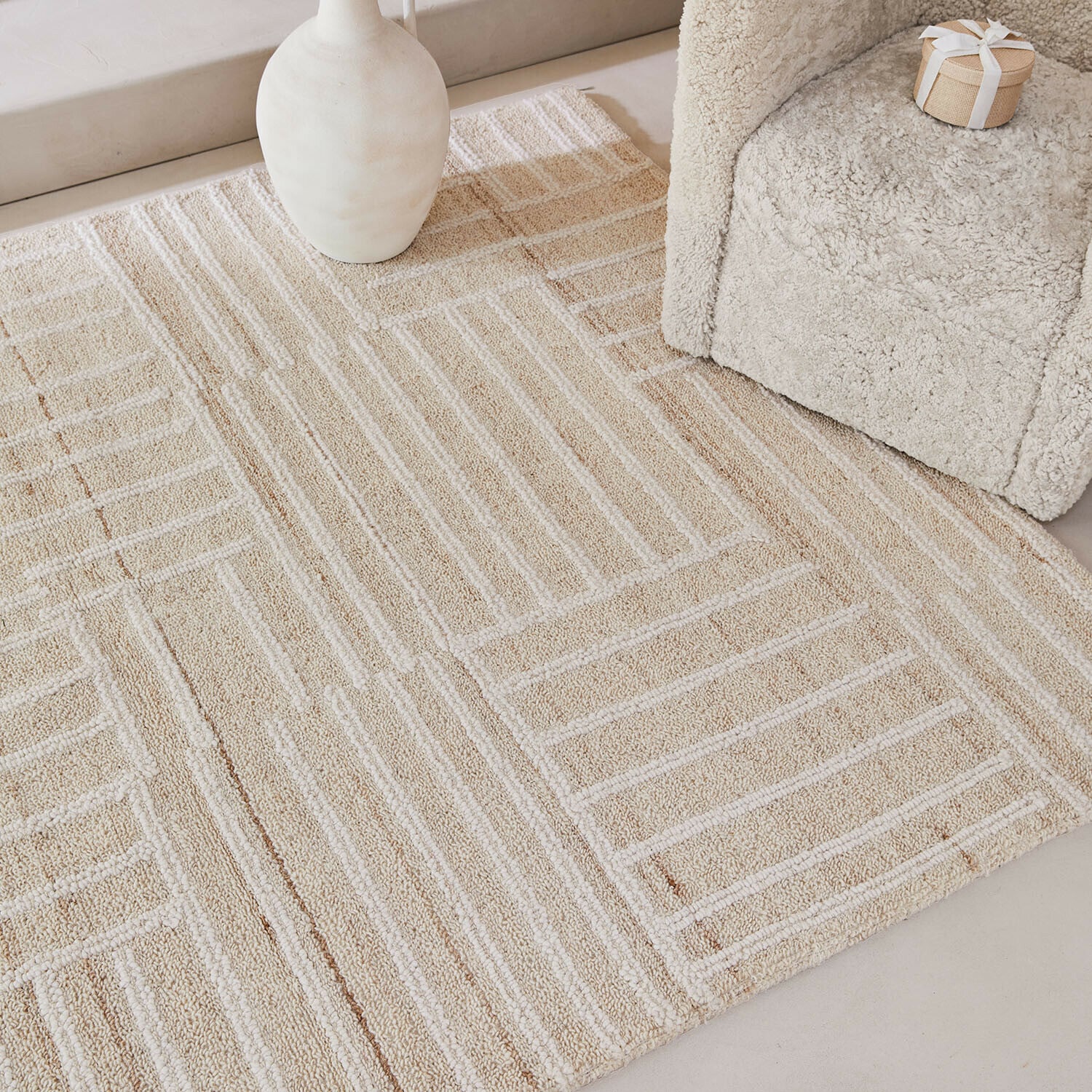 Teppich Nouriya Beiger Teppich mit geometrischem Muster aus weichem Material, ideal für moderne Wohnräume