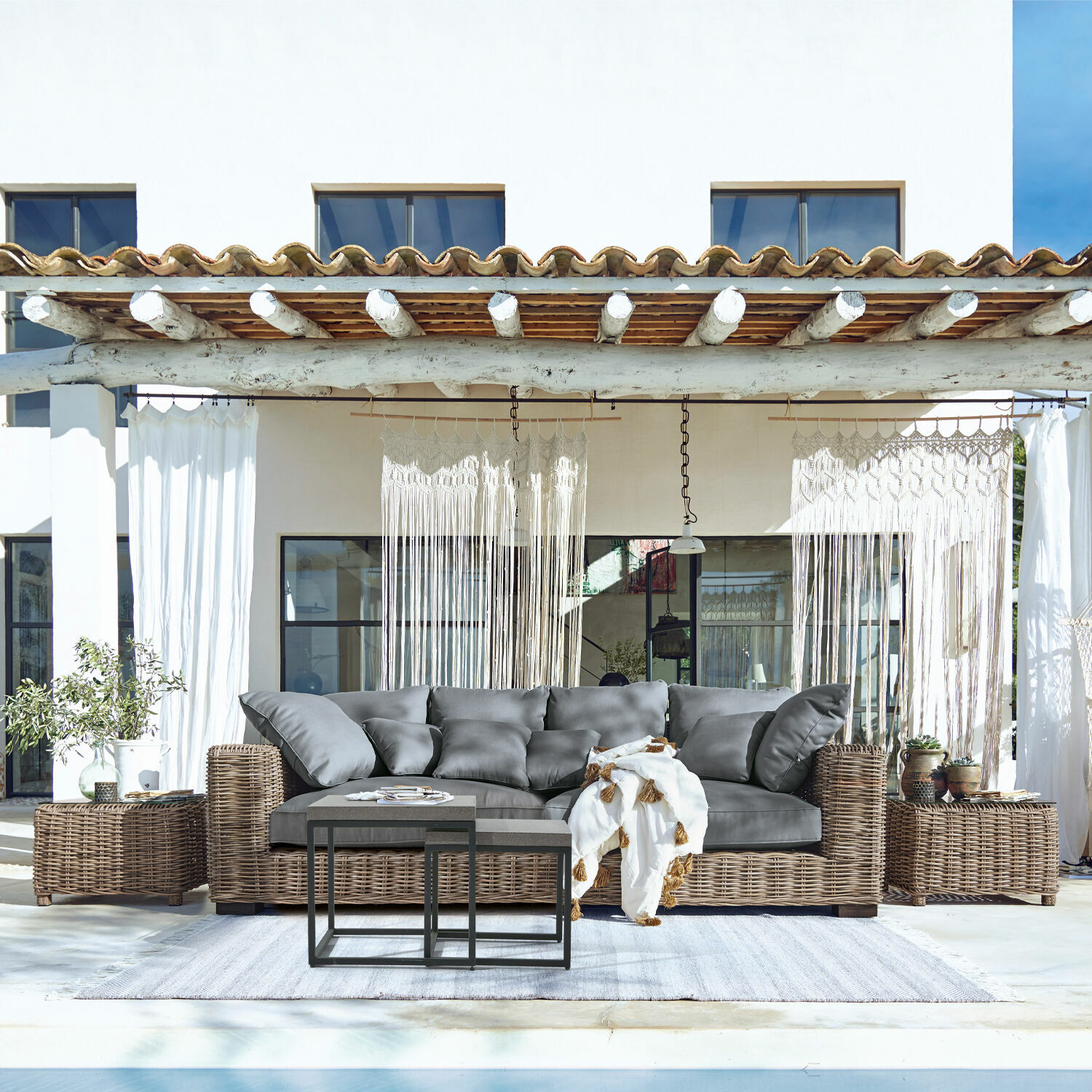 Sofa Rimini Rattansofa mit grauen Kissen und Metall-Couchtischen im Außenbereich am Pool, Gartenmöbel