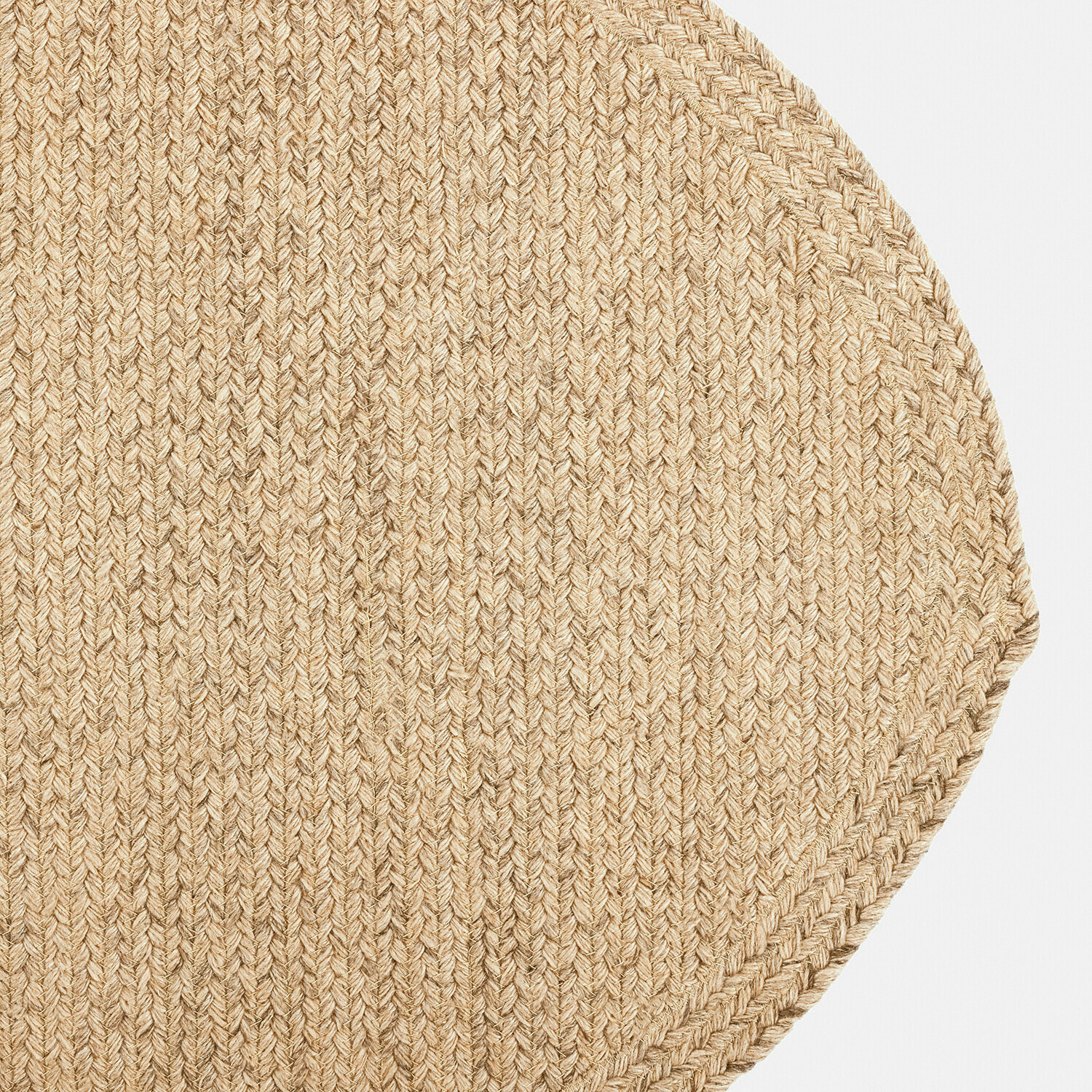 Runder Teppich aus natürlicher Jute in Beige, langlebiges und umweltfreundliches Wohnaccessoire