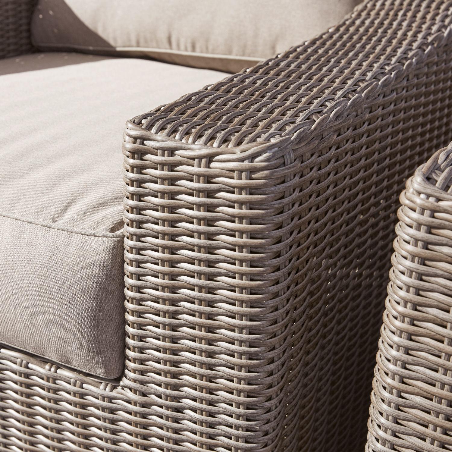 Beiges Technorattan-Sofa mit weichen Polstern, ideal für Garten und Terrasse