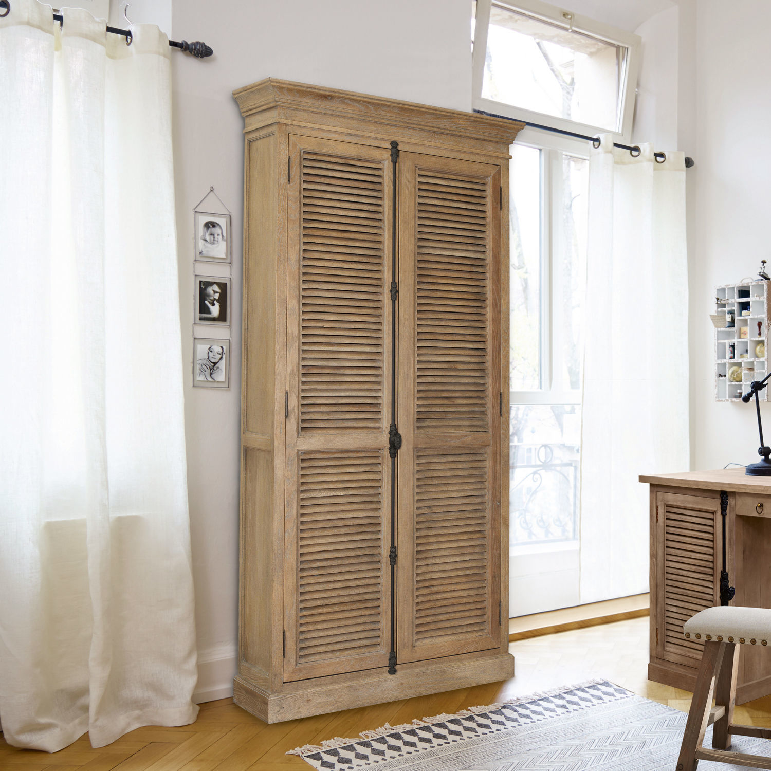Holzschrank mit Lamellentüren in natürlicher Farbe für Wohnzimmer oder Büro