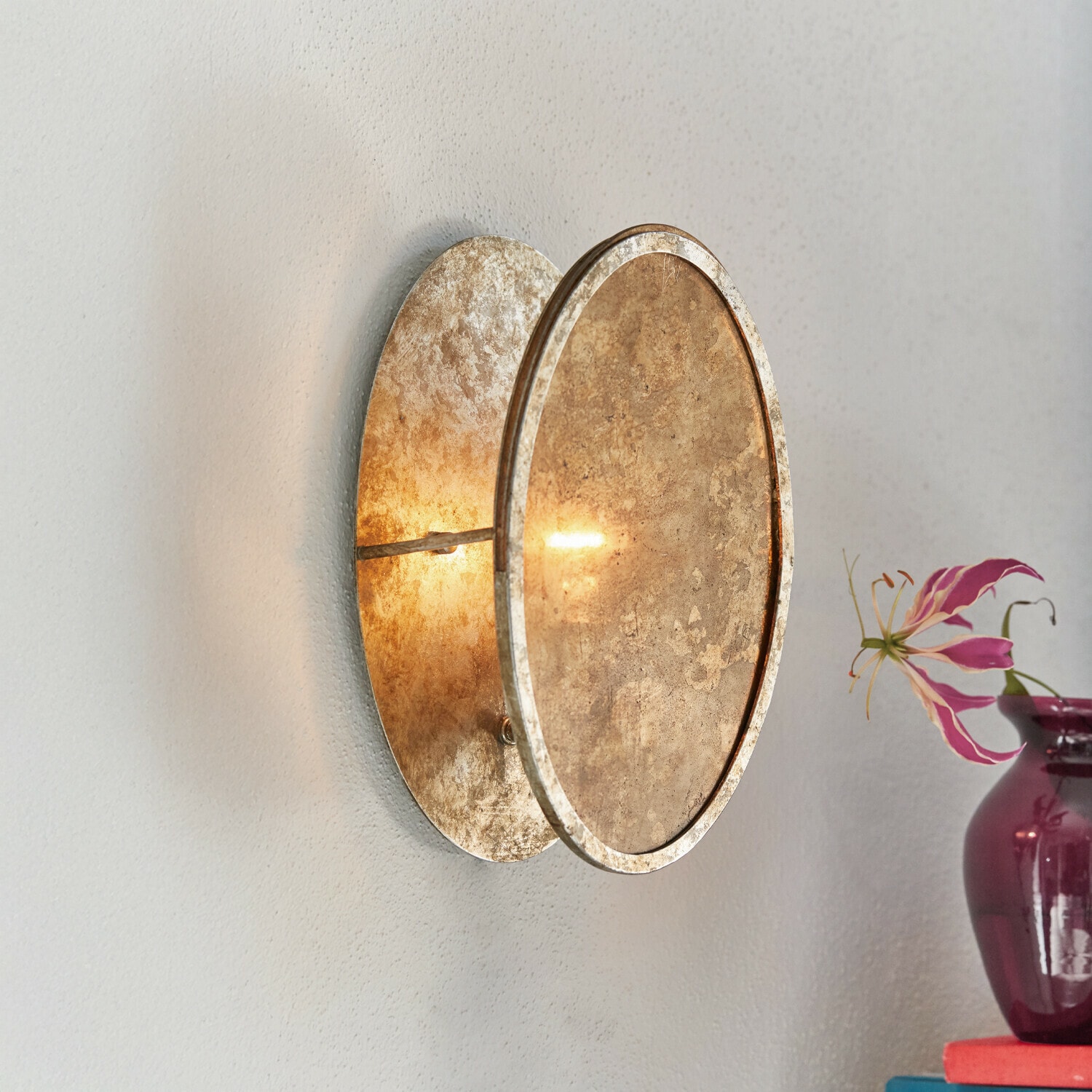 Wandlampe Crix Runder Wandleuchter aus antikem goldfarbenem Metall, dekorative Wohnzimmerlampe