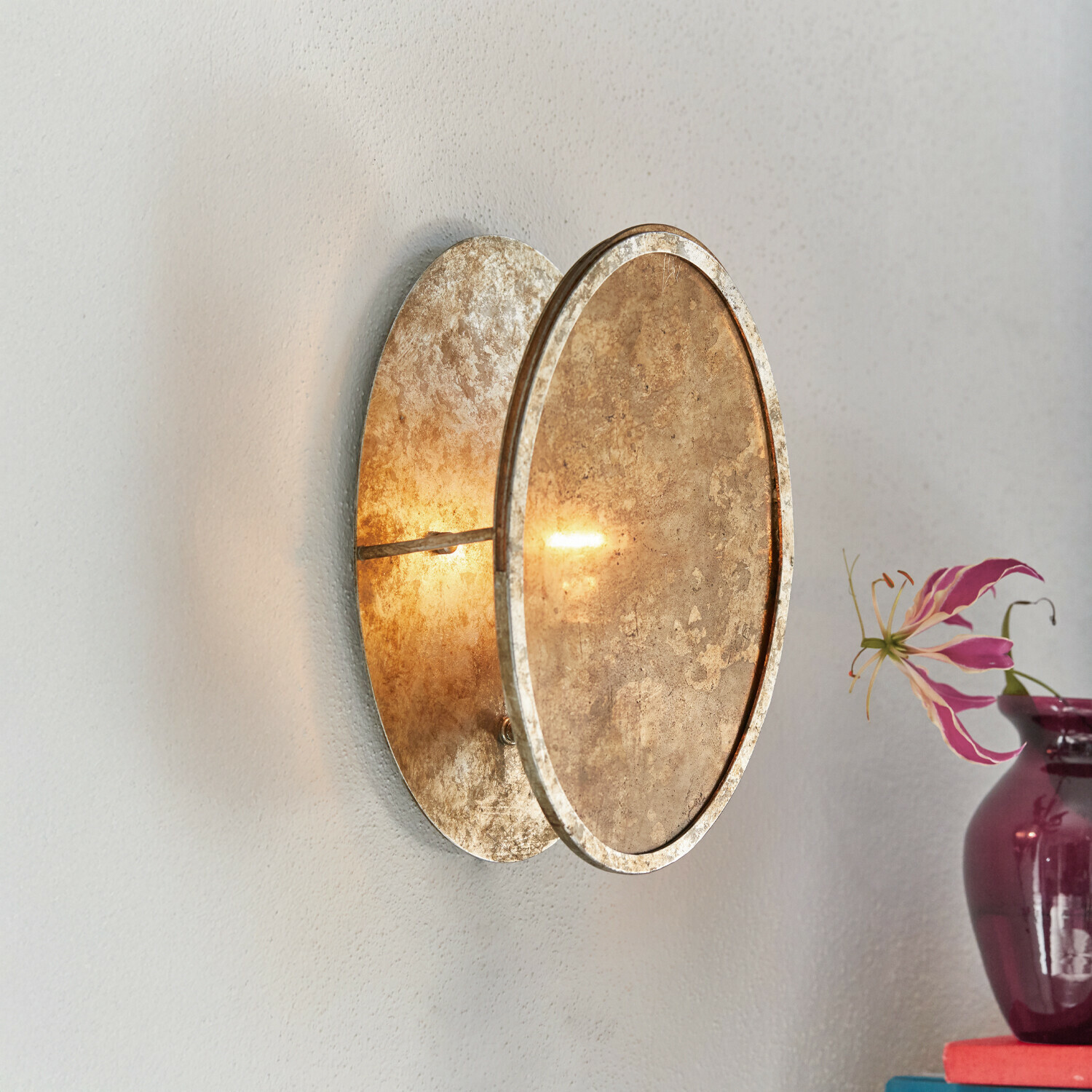 Wandlampe Crix Runder Wandleuchter aus antikem goldfarbenem Metall, dekorative Wohnzimmerlampe