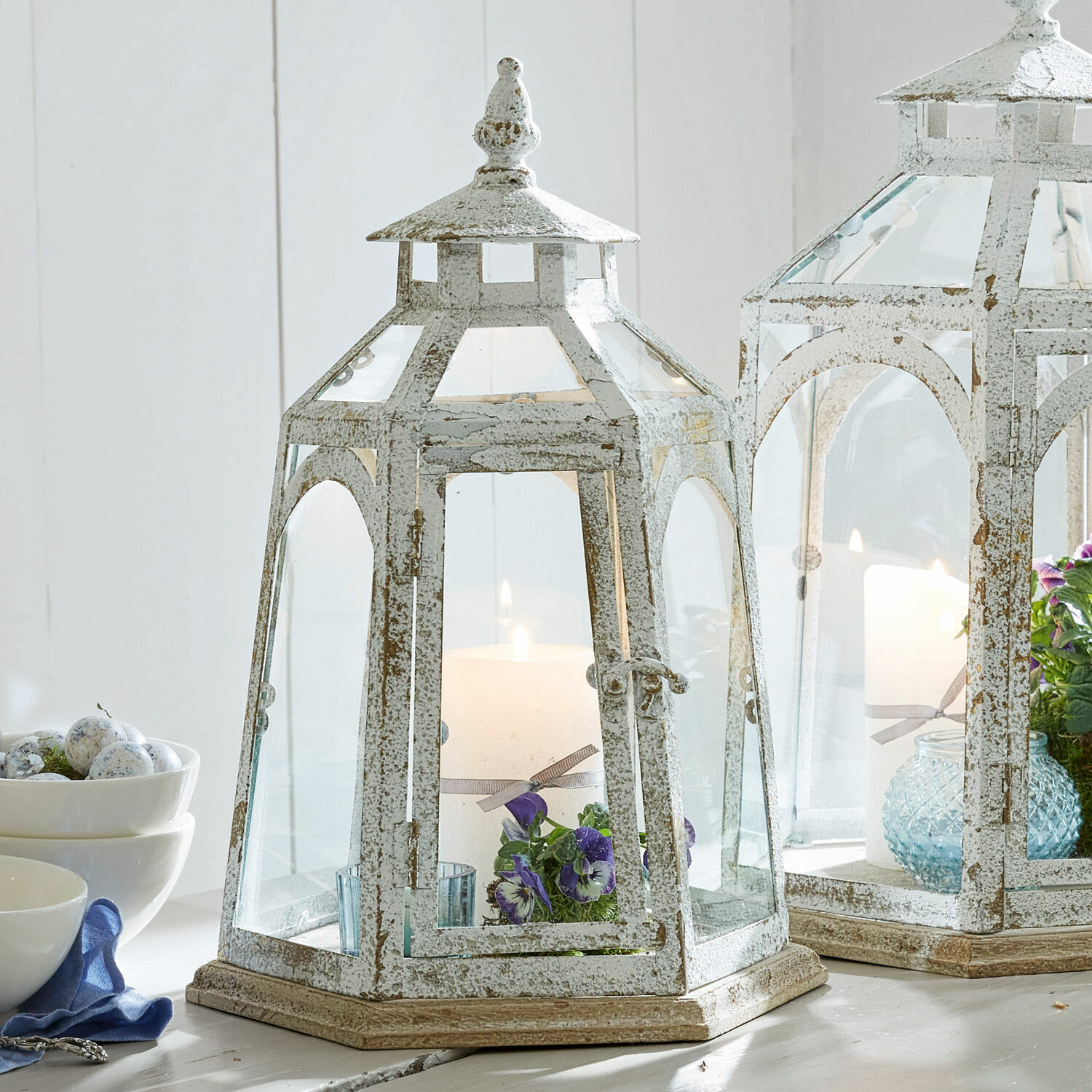 Weiße Metalllaterne mit Used-Look und Glasscheiben, dekorative Kerzenlampe für Innenräume
