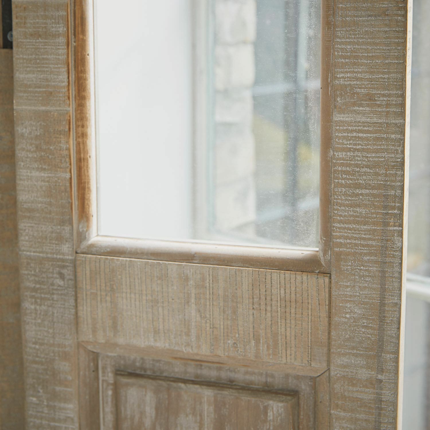 Holztür mit mattiertem Glas in natürlichem hellbraun für rustikales Interieur