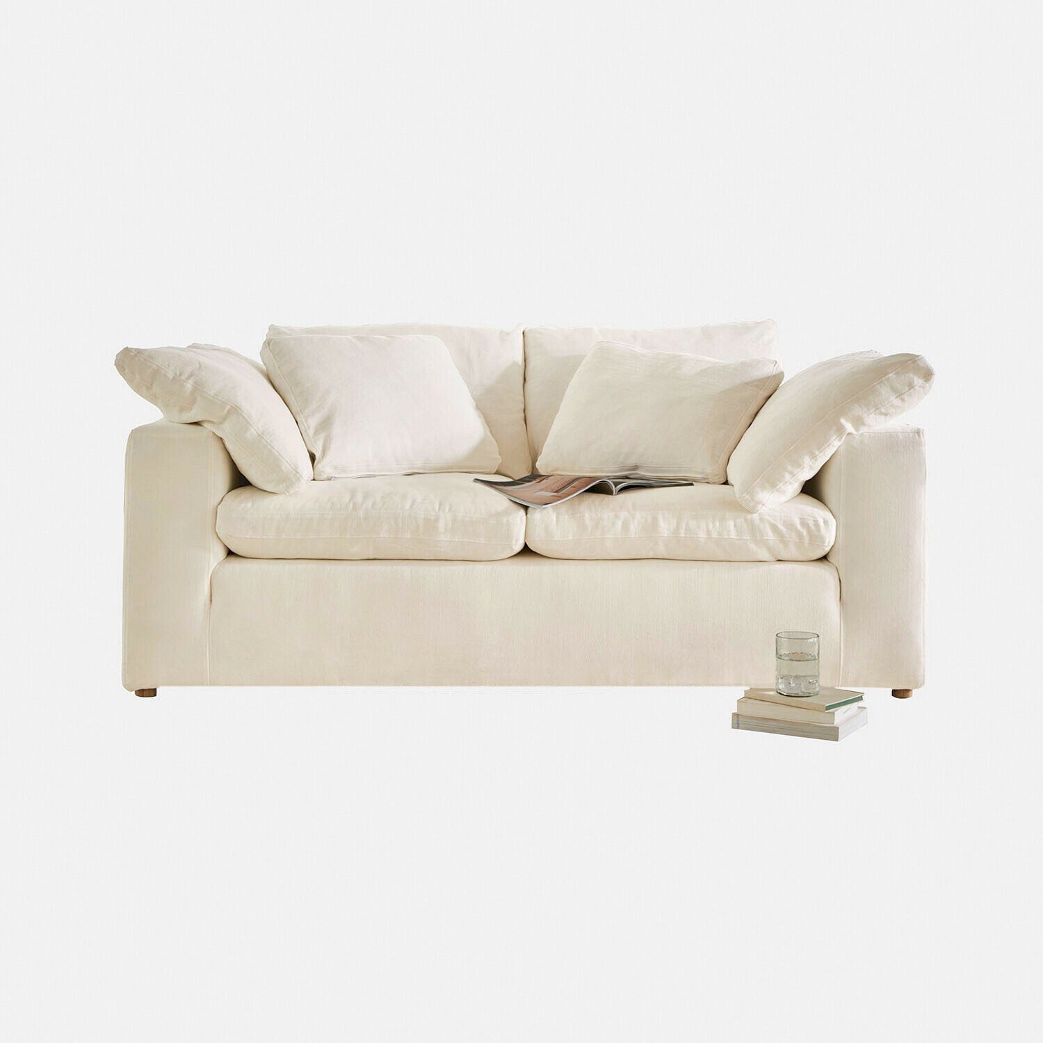 Sofa Everholt Beige Sofa aus weichem Stoff mit Kissen und Büchern daneben, gemütliches Wohnzimmermöbel