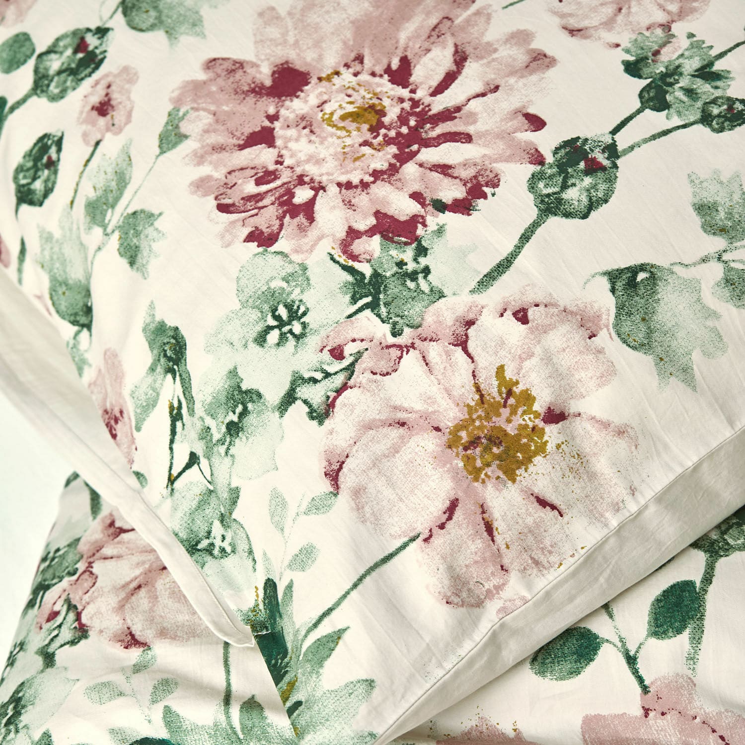 Bettwäsche aus Baumwolle mit floralem Muster in Rosa- und Grüntönen auf hellem Grund, weich