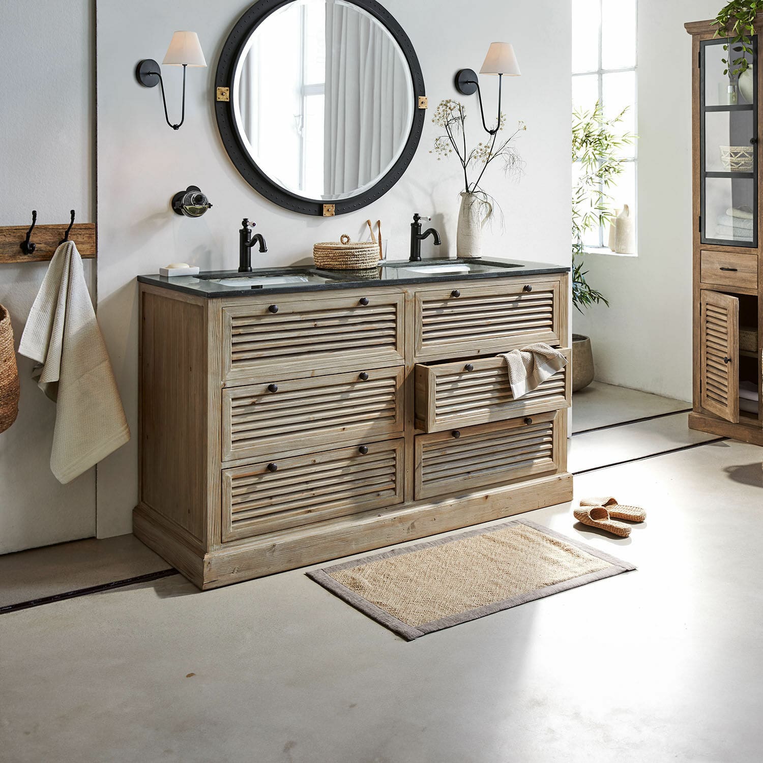 Helles Holz-Badezimmermöbel mit Doppelwaschbecken und schwarzen Armaturen, natürlicher Look