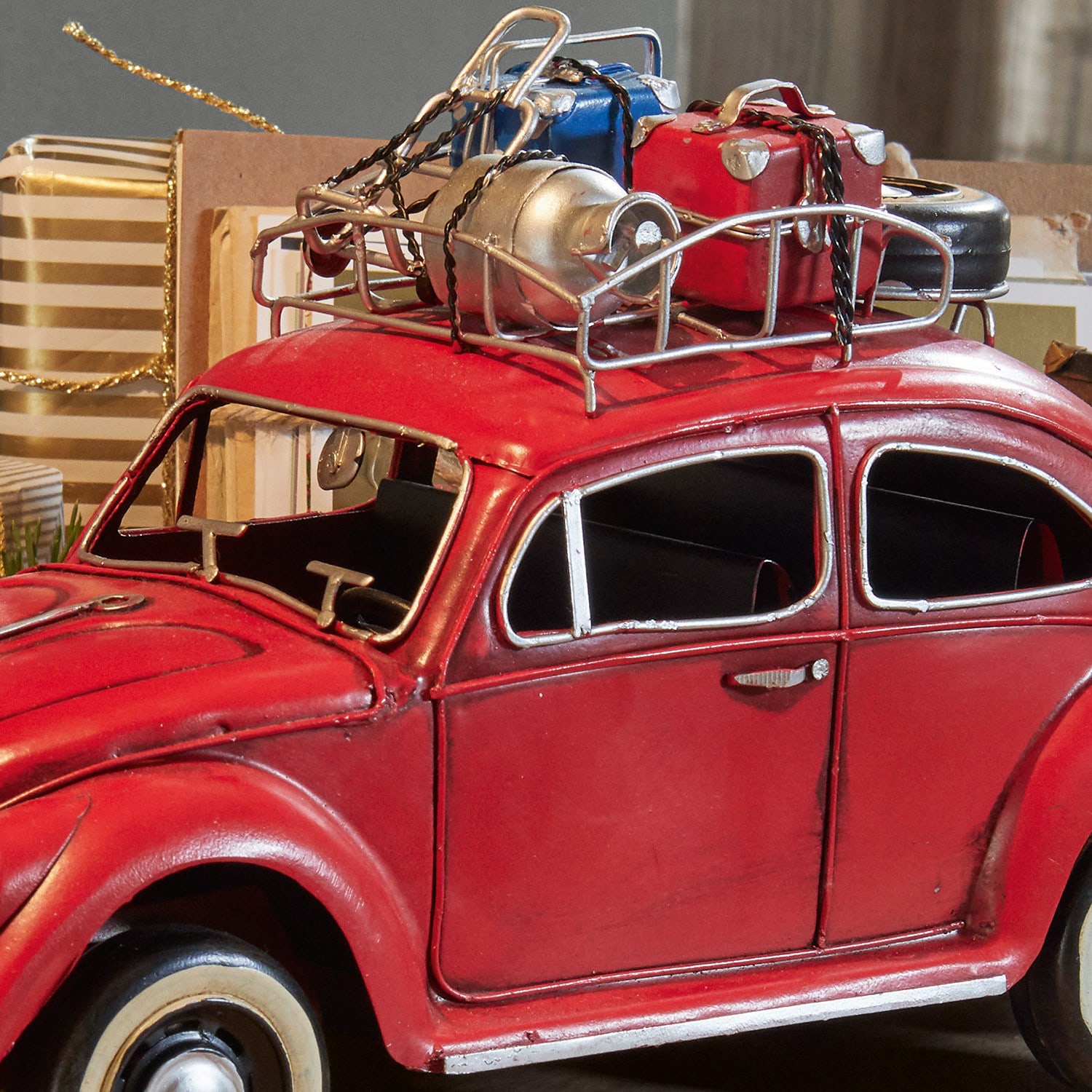 Rotes Metallmodellauto mit Dachgepäckträger und Koffern, Vintage-Dekoration