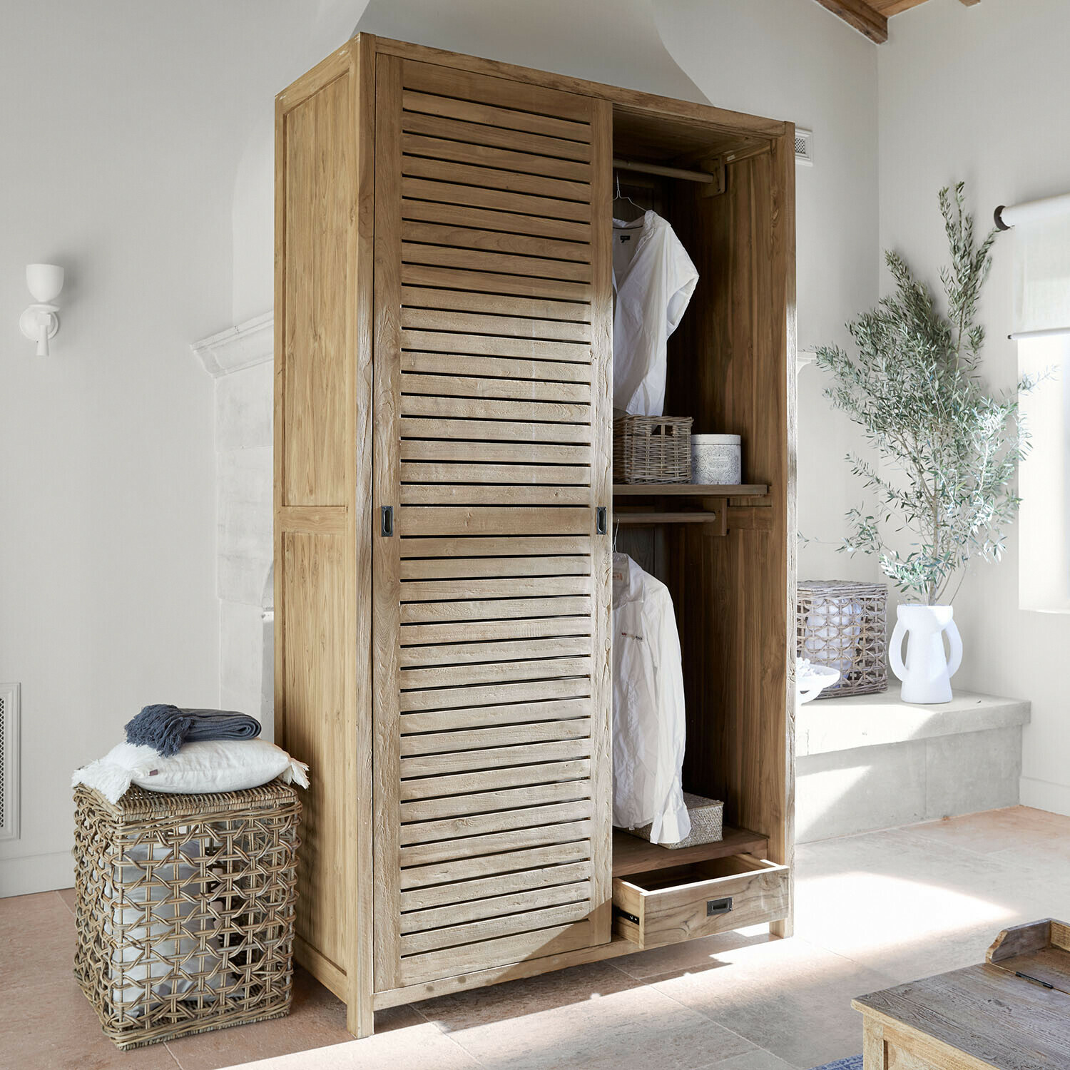 Helle Holzschrank mit Schiebetüren und Schublade in modernem, lichtdurchflutetem Raum