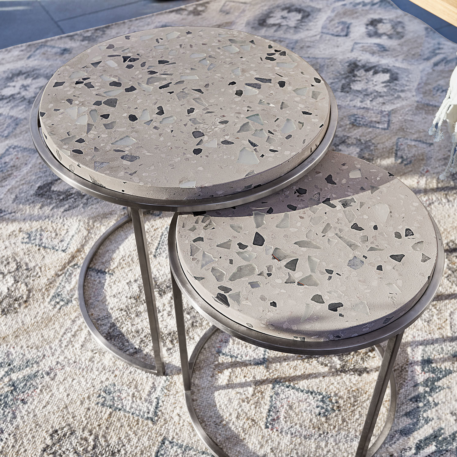 Zweier-Set Beistelltische mit Terrazzo-Betonplatte und grauem Metallgestell
