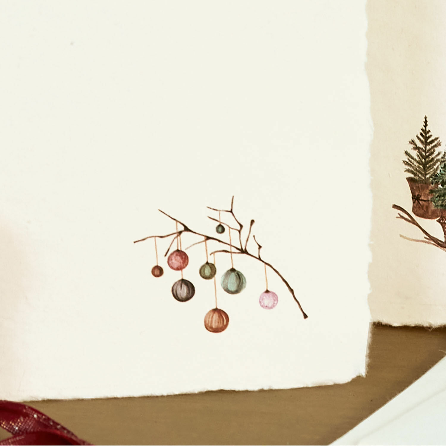 Feine Zeichnung eines Zweigs mit bunten Kugeln auf weißem Hintergrund, Weihnachtsdeko