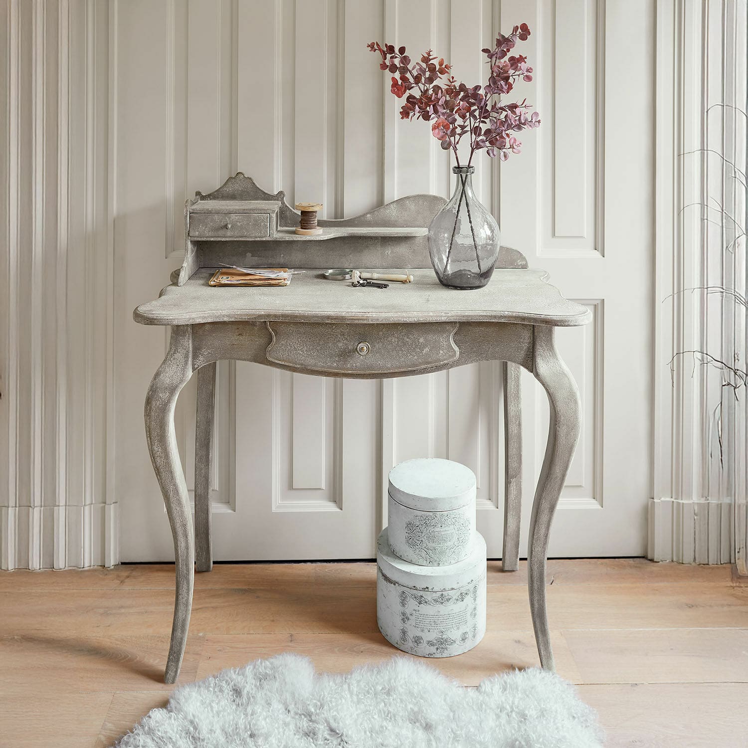 Konsole Loustain Eleganter grauer Holzschreibtisch mit dekorativer Vase und Aufbewahrungsdosen, Vintage-Möbel