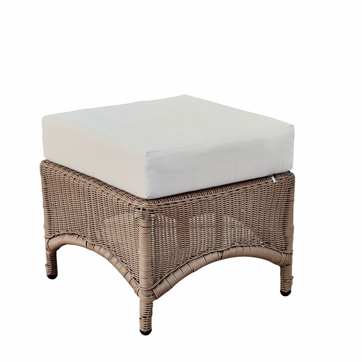Beiger Rattan-Hocker mit hellem, weichem Polster für gemütliche Entspannung im Wohnzimmer
