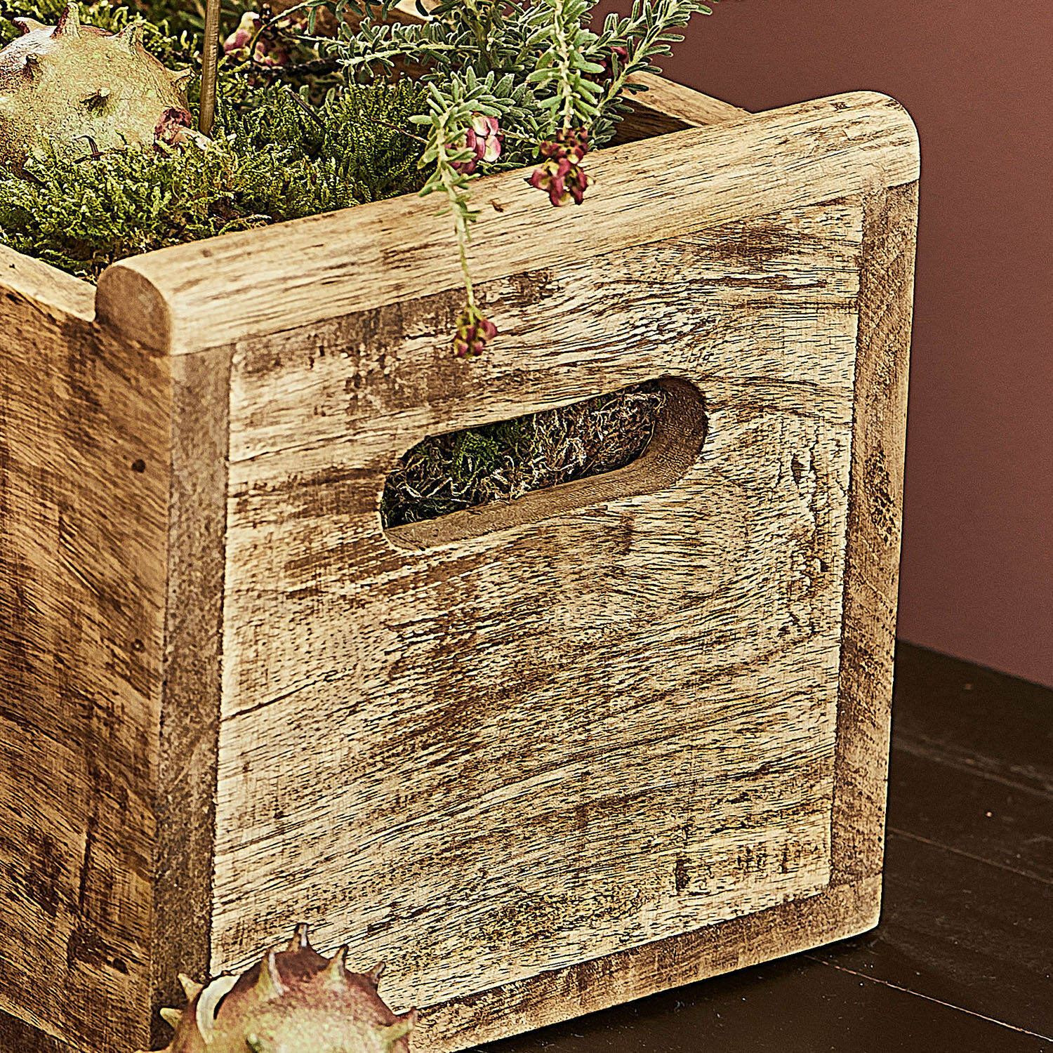 Dekorative Holzkiste mit Griff in natürlicher Farbe, rustikaler Stil, Wohnaccessoire