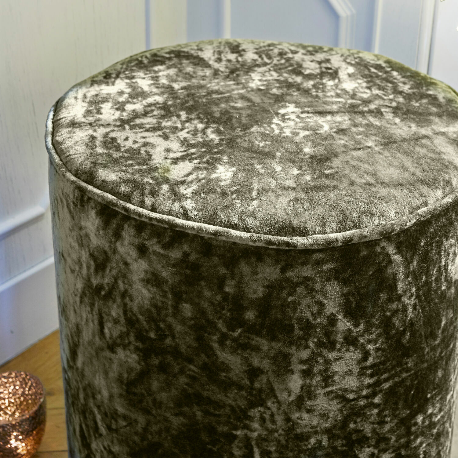 Runder Pouf aus weichem grünem Samt, elegantes Möbelstück für Wohnzimmer oder Schlafzimmer