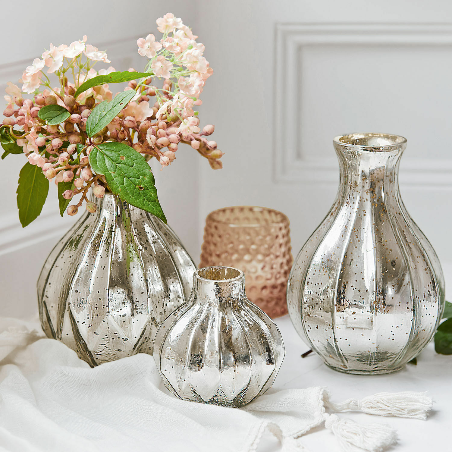 Vase 3er Set Frido Drei dekorative Vasen aus Glas mit antik-silbernem Effekt und Blumen auf weißem Hintergrund
